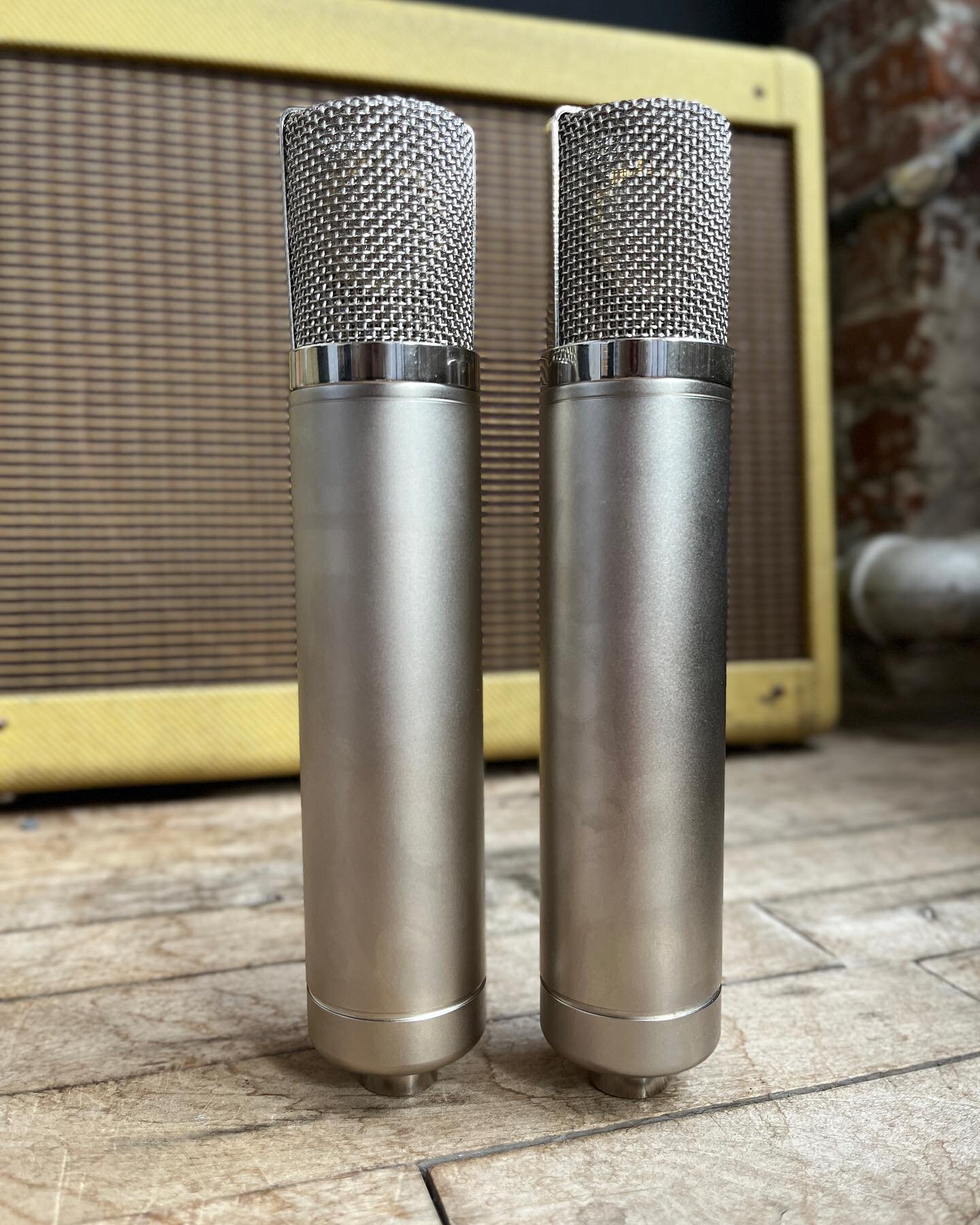 This journey started last fall. I was reading through the audio forums and came across the Apex 460 LDC mic and found that people were modding them to some great sounding 251 and C12 clones. What I really wanted was a C12 body from FLEA microphones b