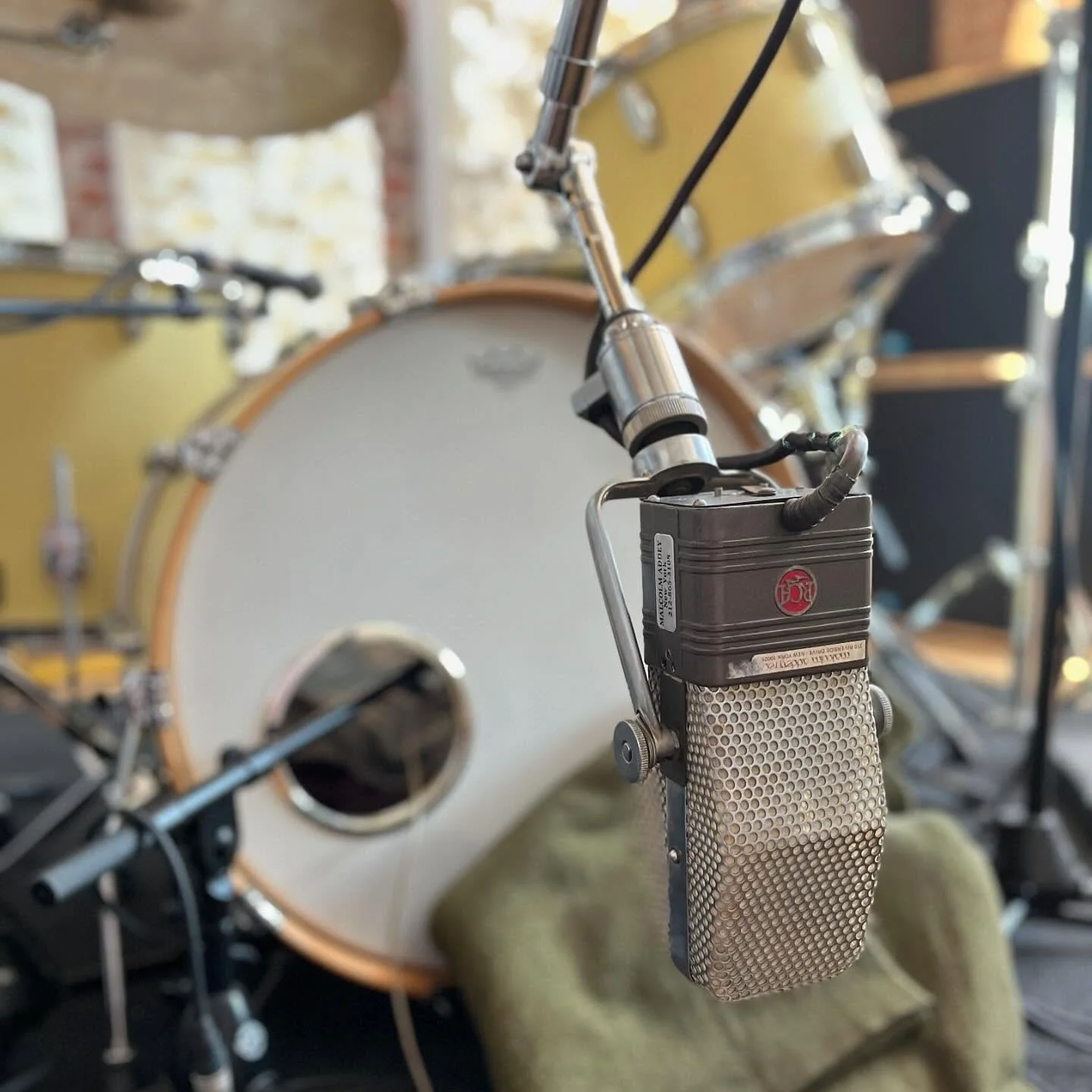 This mic sounds like a record! Formerly owned by EMI Studios staff engineer Malcom Addey ✌️