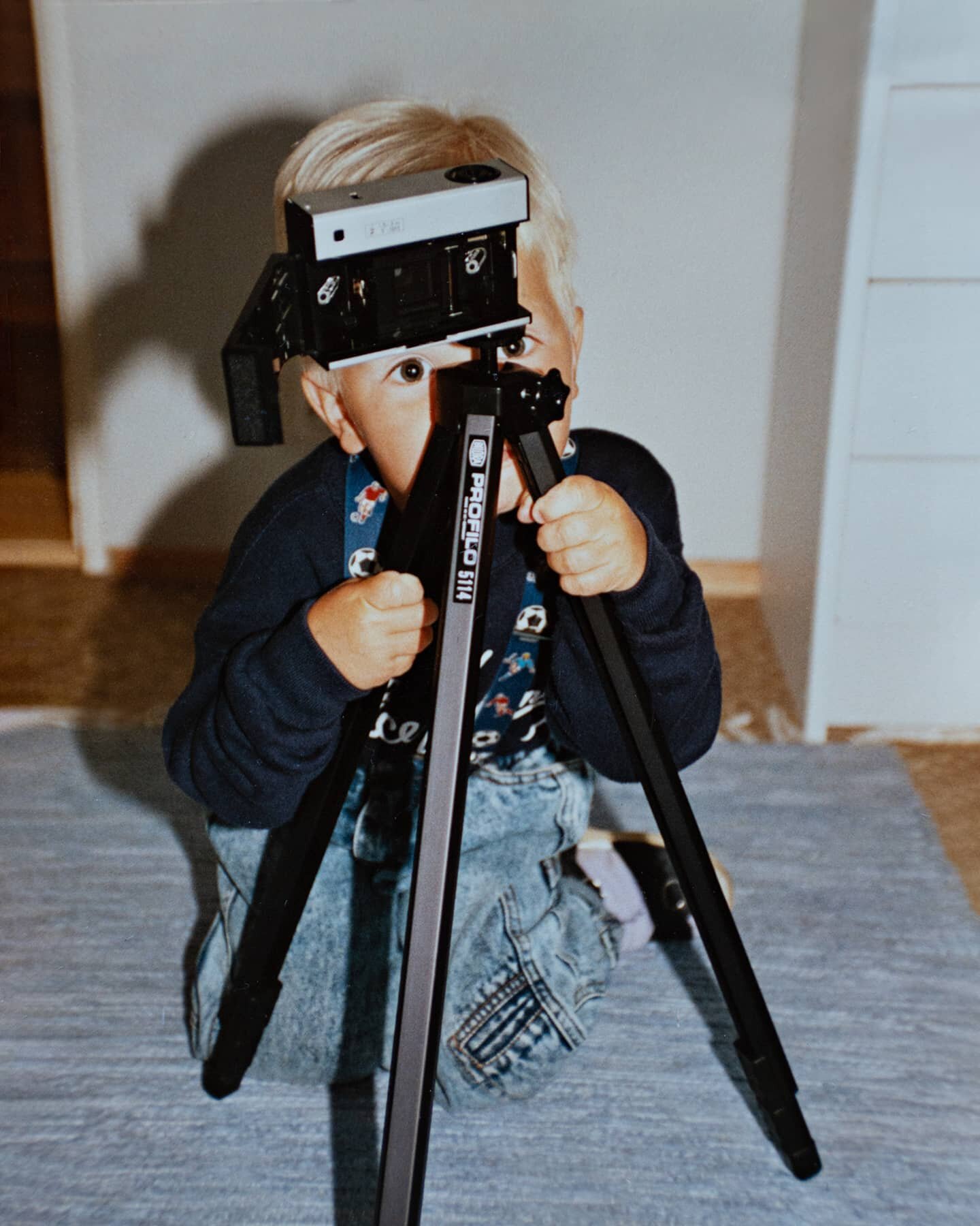 Today is my birthday! 🥳🎉
This photo was taken 33 years ago when I was 3. Still rocking with cameras allmost everyday. 📷📽
