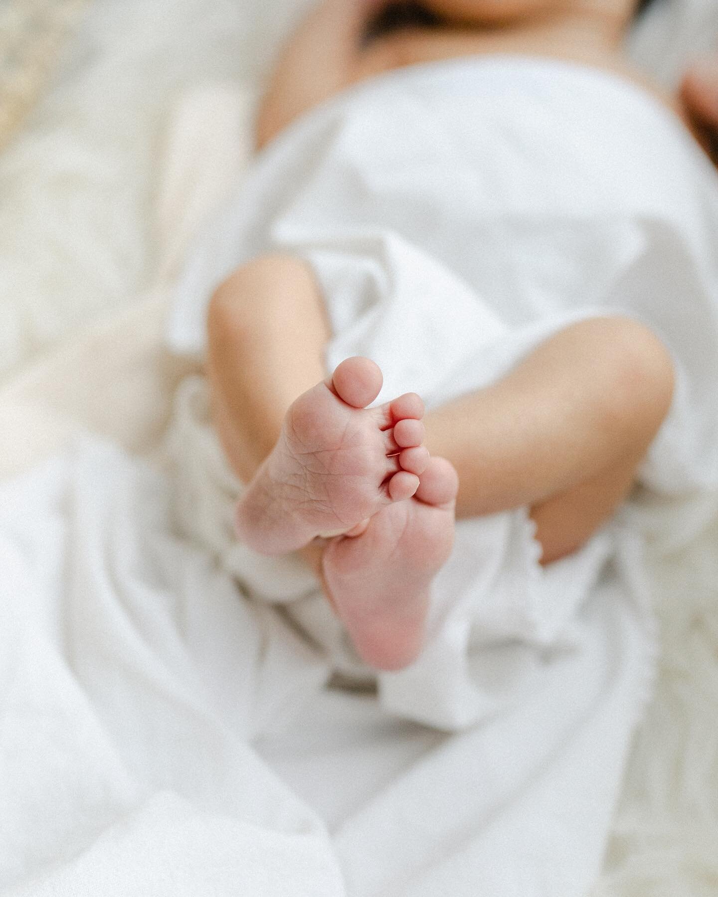 I&rsquo;ll never get enough of photos of baby feet!
What&rsquo;s your favorite detail shots of newborn? Mine definitely will be their tiny feet or the rolls(wrinkles?!) on their back. 😍

赤ちゃんの足の写真、何枚あっても何度見ても飽きません💕👣
ニューボーンのディテール写真で撮る、もしくは見るお気に入りのパ