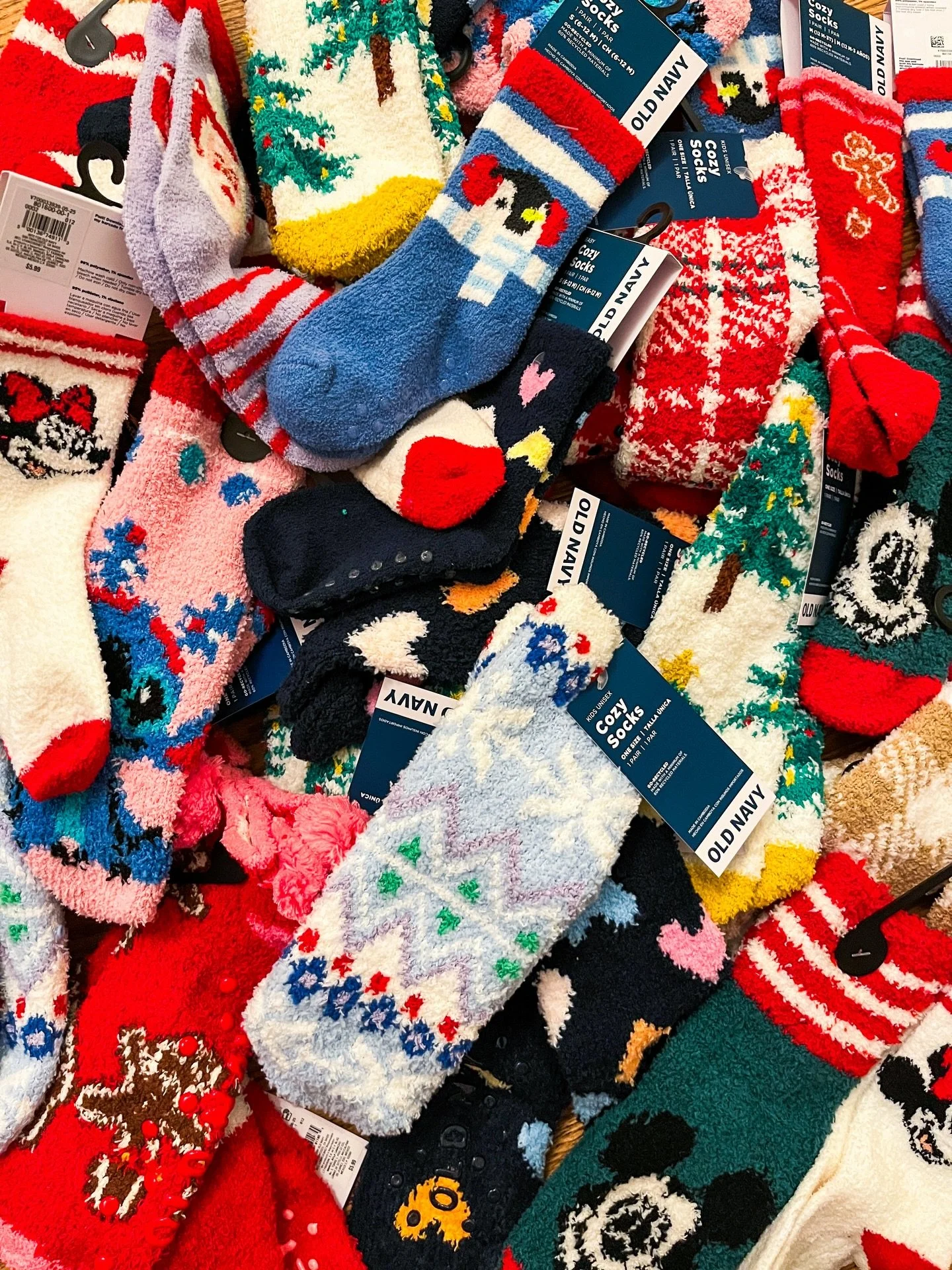 Holiday cozy socks at @oldnavy for the win! Stocked up on dozens of these cozy socks with grips on the bottom to deliver to the children&rsquo;s hospital. They&rsquo;re perfect for chilly hospital rooms and safe for little feet walking the halls.  Li