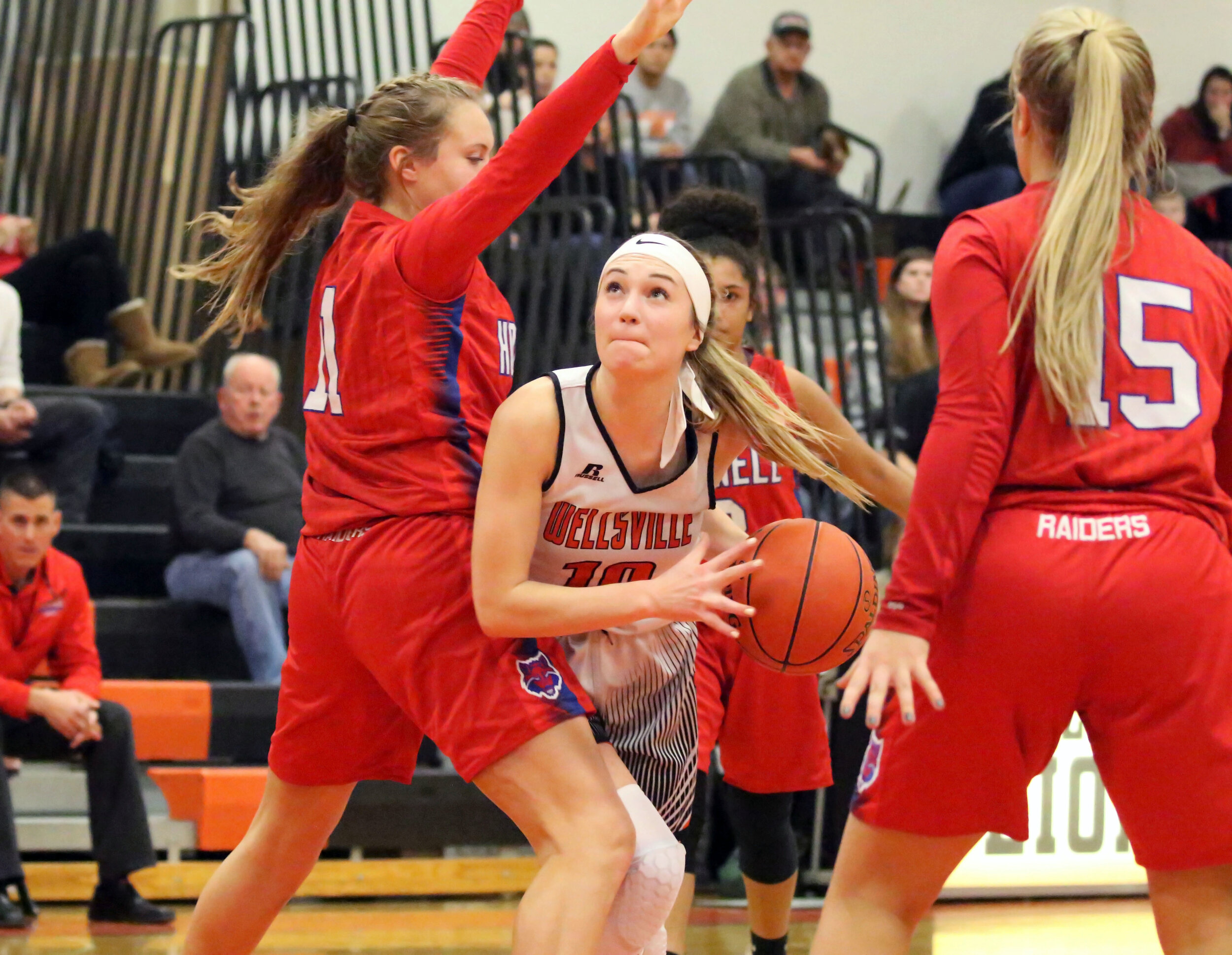  Wellsville sophomore Marley Adams, middle, looks to split the Hornell defense on her way to the basket during Friday’s home contest. [Chris Brooks/WellsvilleSports.com] 