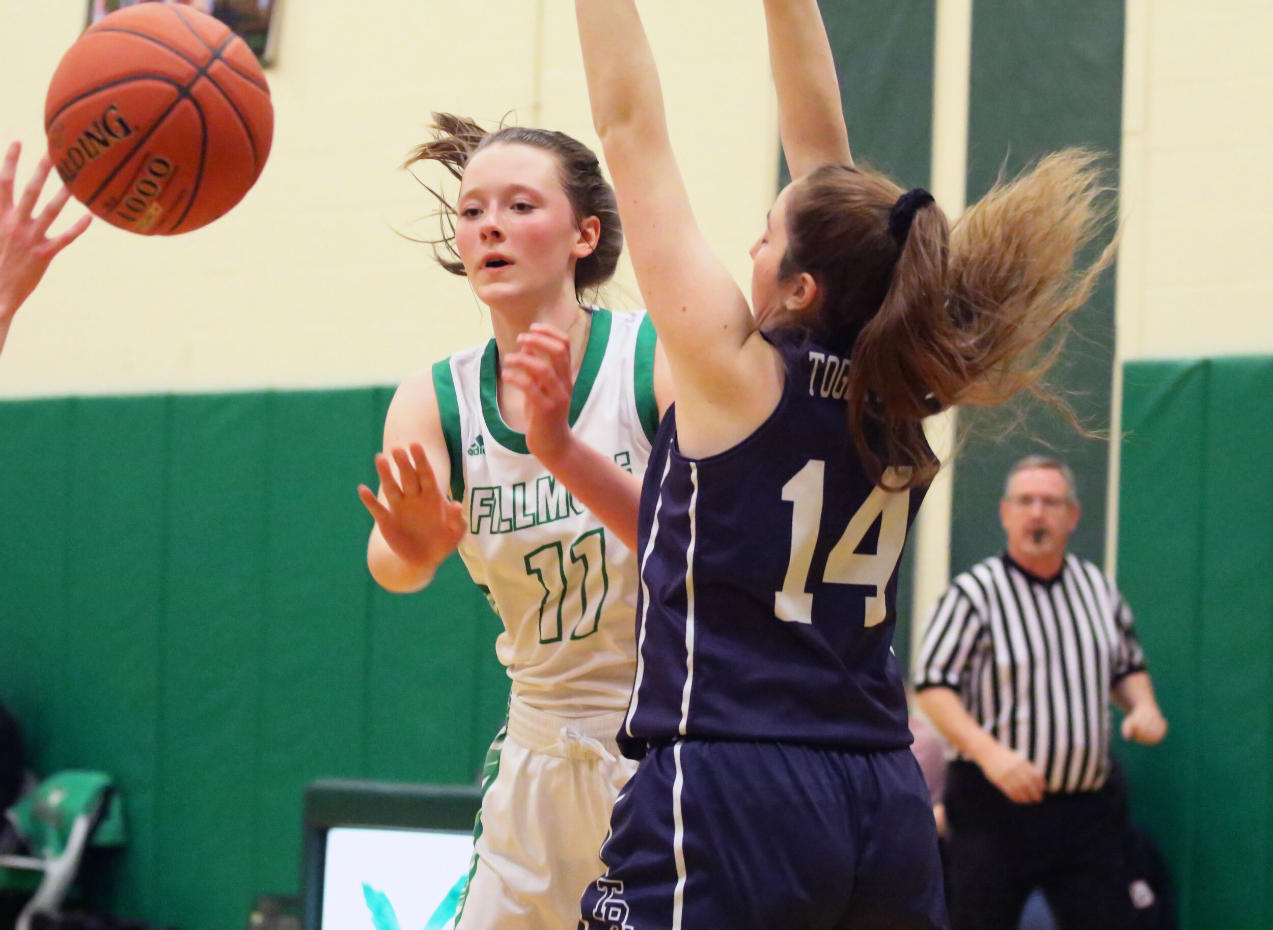 Fillmore sophomore Emma Cole (11) makes a pass to the outside while the Franklinville defense stands guard during Monday night’s home contest. [Chris Brooks/WellsvilleSports.com] 