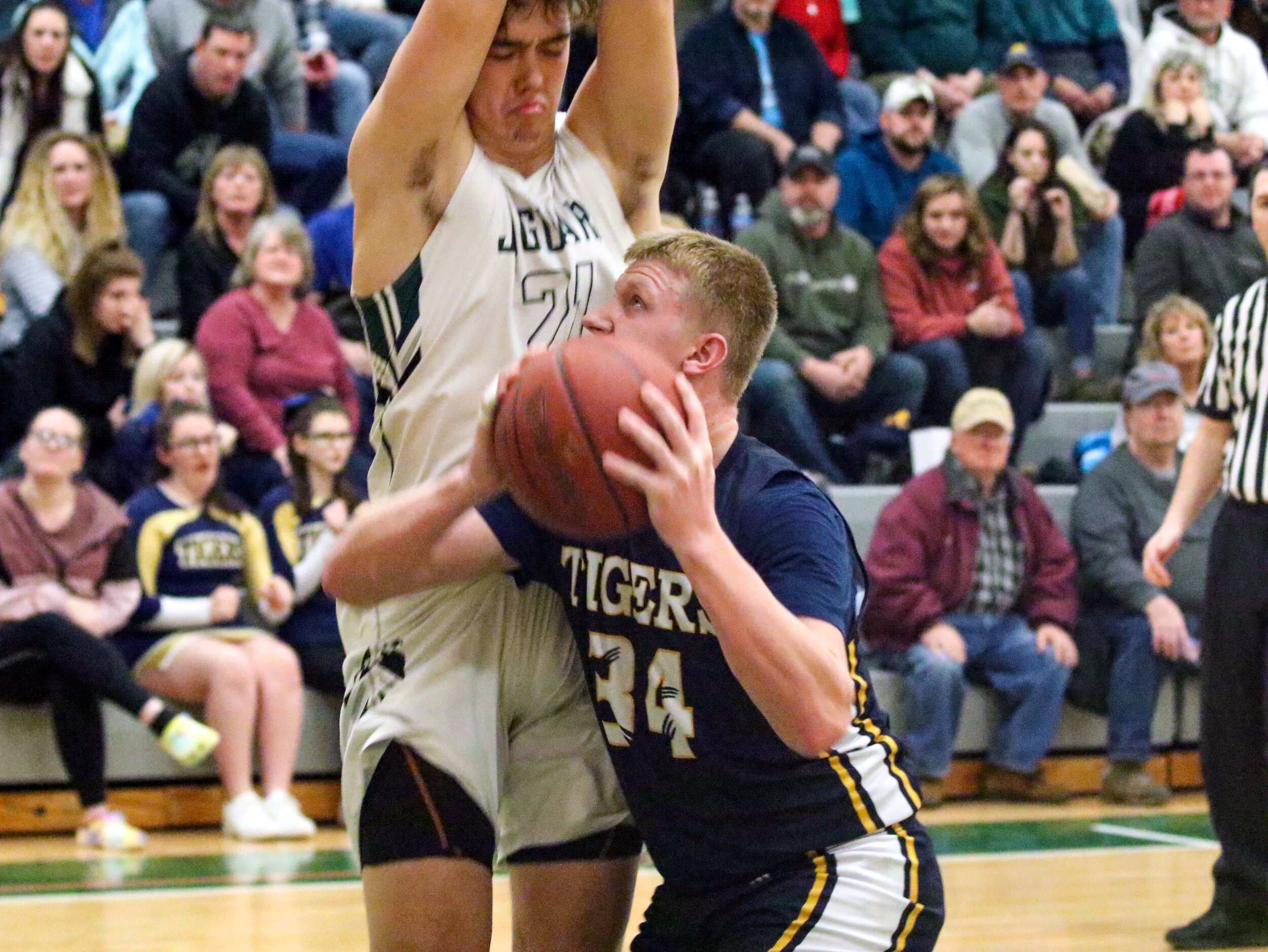  Scio junior Cam Loucks (34) looks to power his way up to the basket against the defense of Genesee Valley senior Evan Windus (21) during Friday night’s road contest in Belmont. [Chris Brooks/WellsvilleSports.com] 