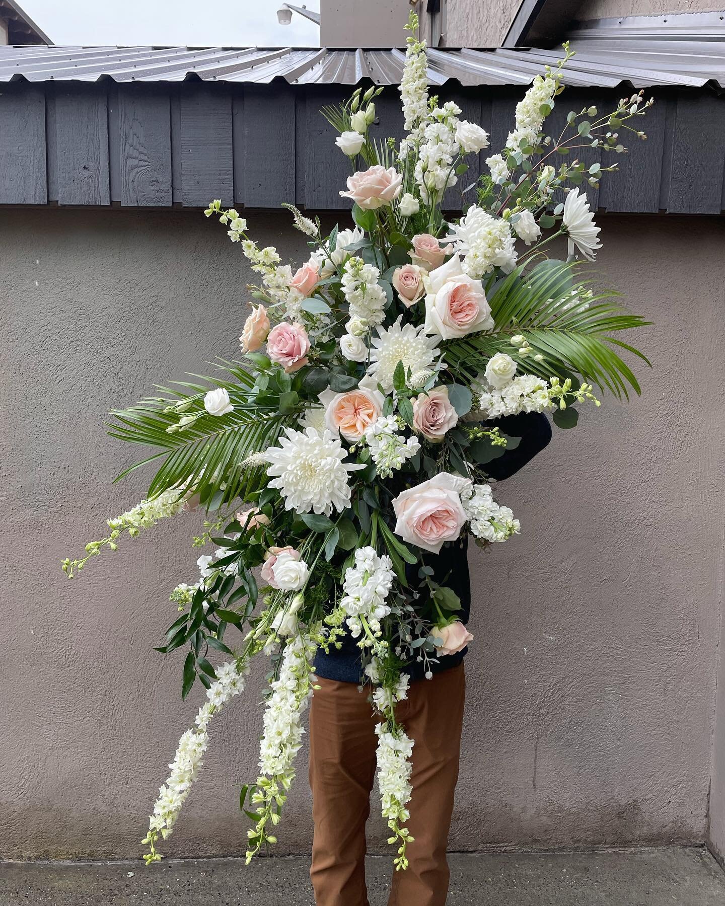 Go big and get some palm leaf action🌿
&bull;
&bull;
#banffflowers #banffflorist #banffwedding #bride #florist #arborflowers #ceremonyflowers #neutrals #flowers #weddingflowers #weddingflorist #flowerinspiration #banff #banffbride #rockymountainbride