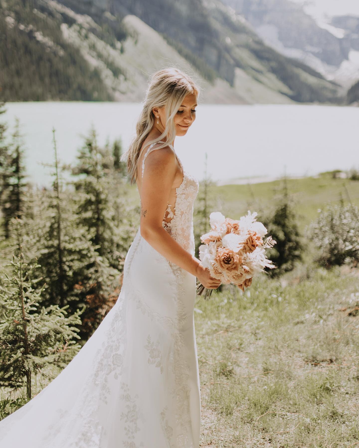 Shout out to the team @rockymountainphoto.co for pumping out pics all through this busy summer season!! We love your photos! 🙏🏼 
&bull;
&bull;
#banffflowers #banffflorists
#banffflorist #banffwedding #bride #toffeeroses #florist #elopement #bridal 