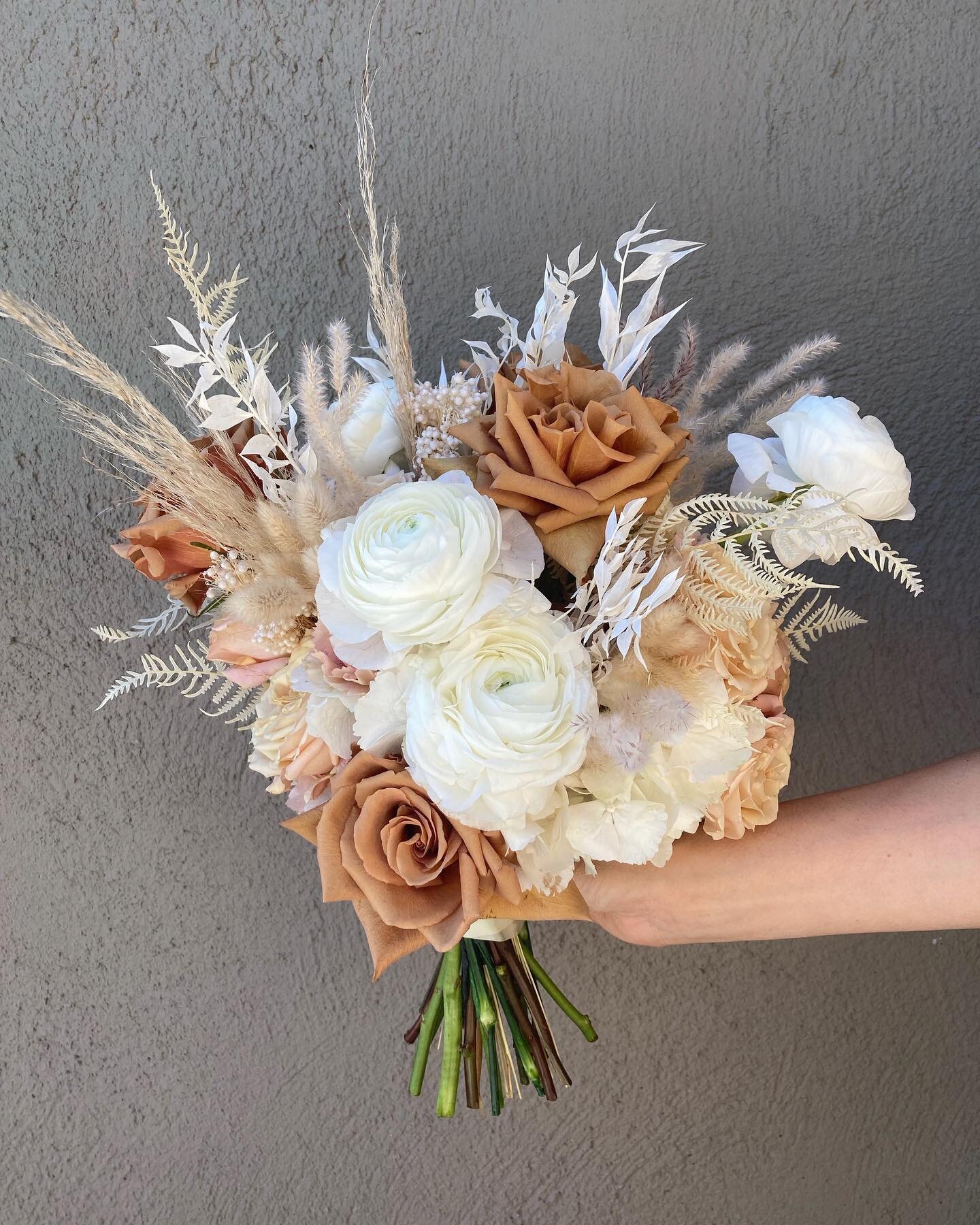 Beauty🧡
&bull;
&bull;
#banffflowers #banffflorists
#banffflorist #banffwedding #bride #toffeeroses #neutraltones #neutralstyle #dustypink #florist #neutralbouquet #elopement #neutrals #flowers #weddingflowers #weddingbouquet #weddingflorist #floweri