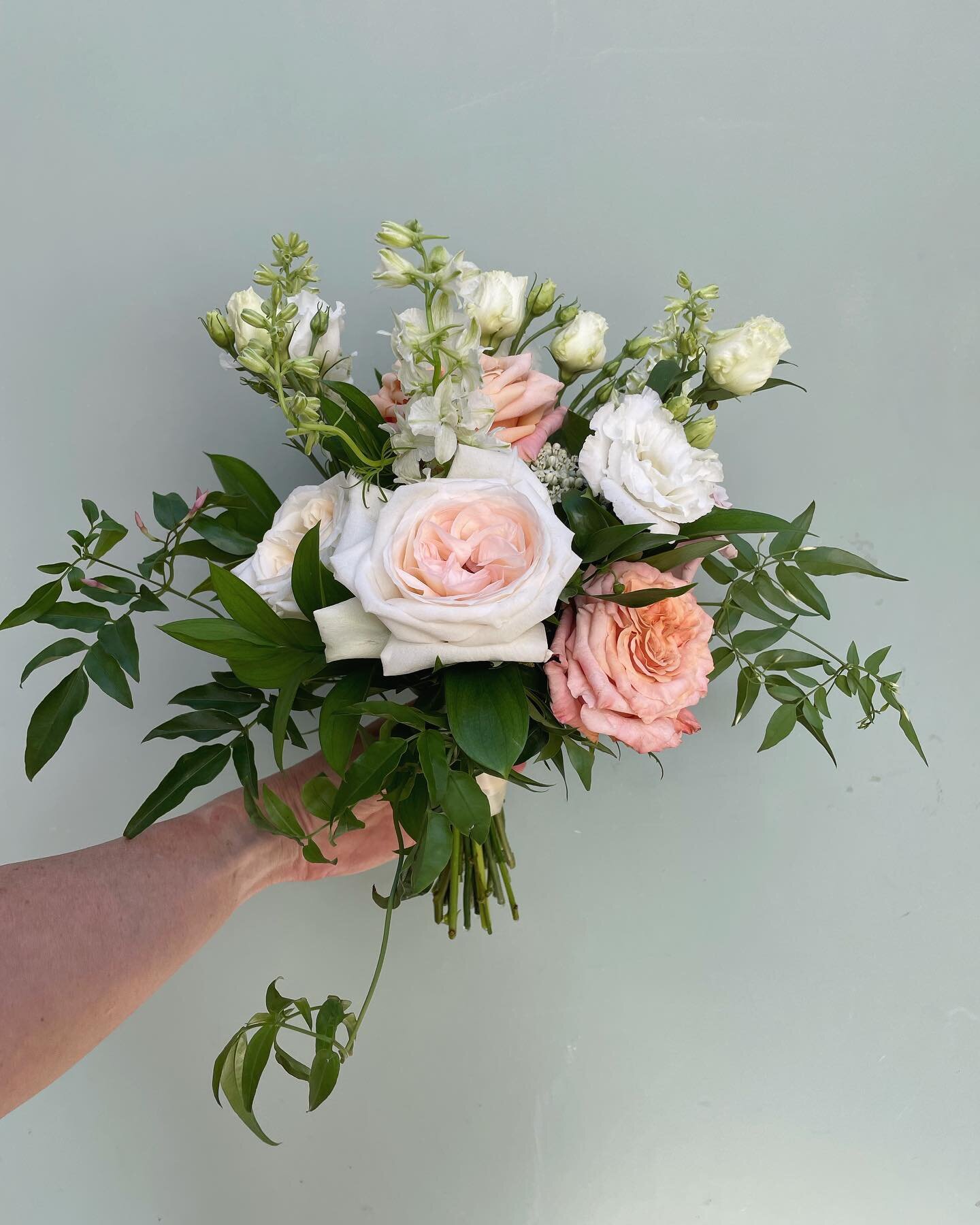 Jasmine vine and soft shades of peach and pink 💗🧡💗
&bull;
&bull;
#banffflowers #banffflorists
#banffflorist #banffwedding #bride #bridesmaids #blushpink #florist #bouquet #flowerbouquet #neutrals #flowers #weddingflowers #weddingflorist #flowerins