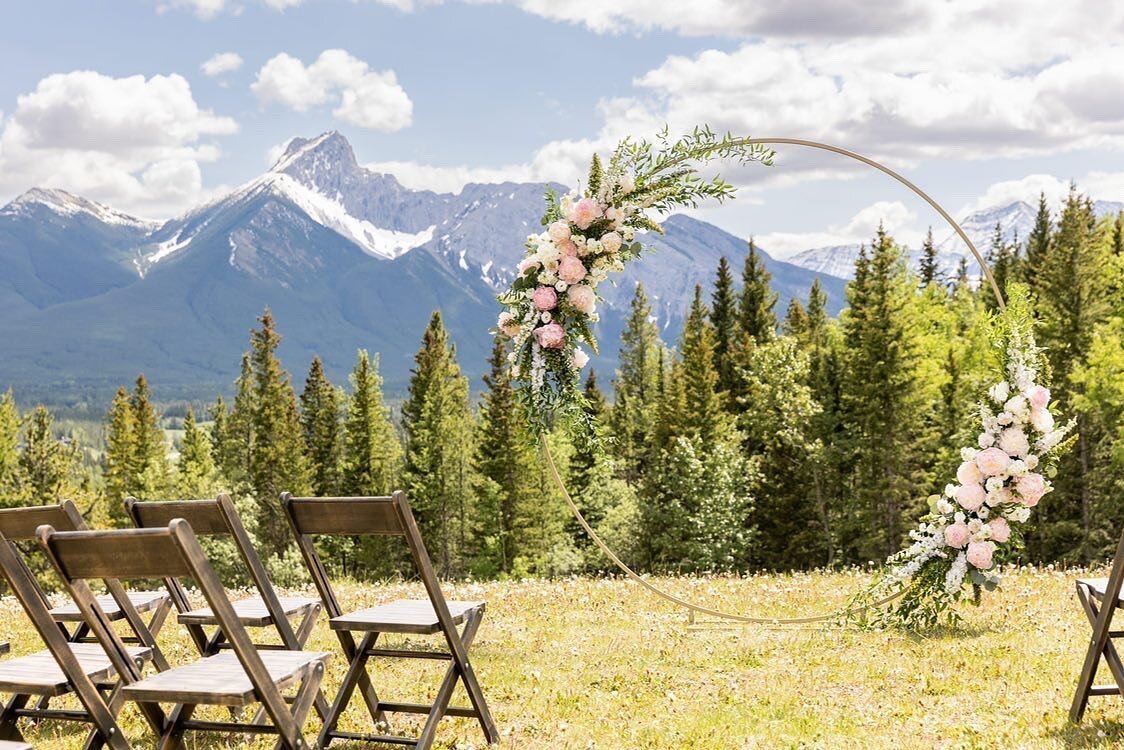 Outdoor ceremonies are the best! We love our mountains ⛰ 
&bull;
&bull;
#banffflowers #banffflorist #banffwedding #peonywedding #outdoorceremony #arborflowers #archflowers #arborflowers #bride #peony #florist #ceremonyflowers #flowers #weddingflowers