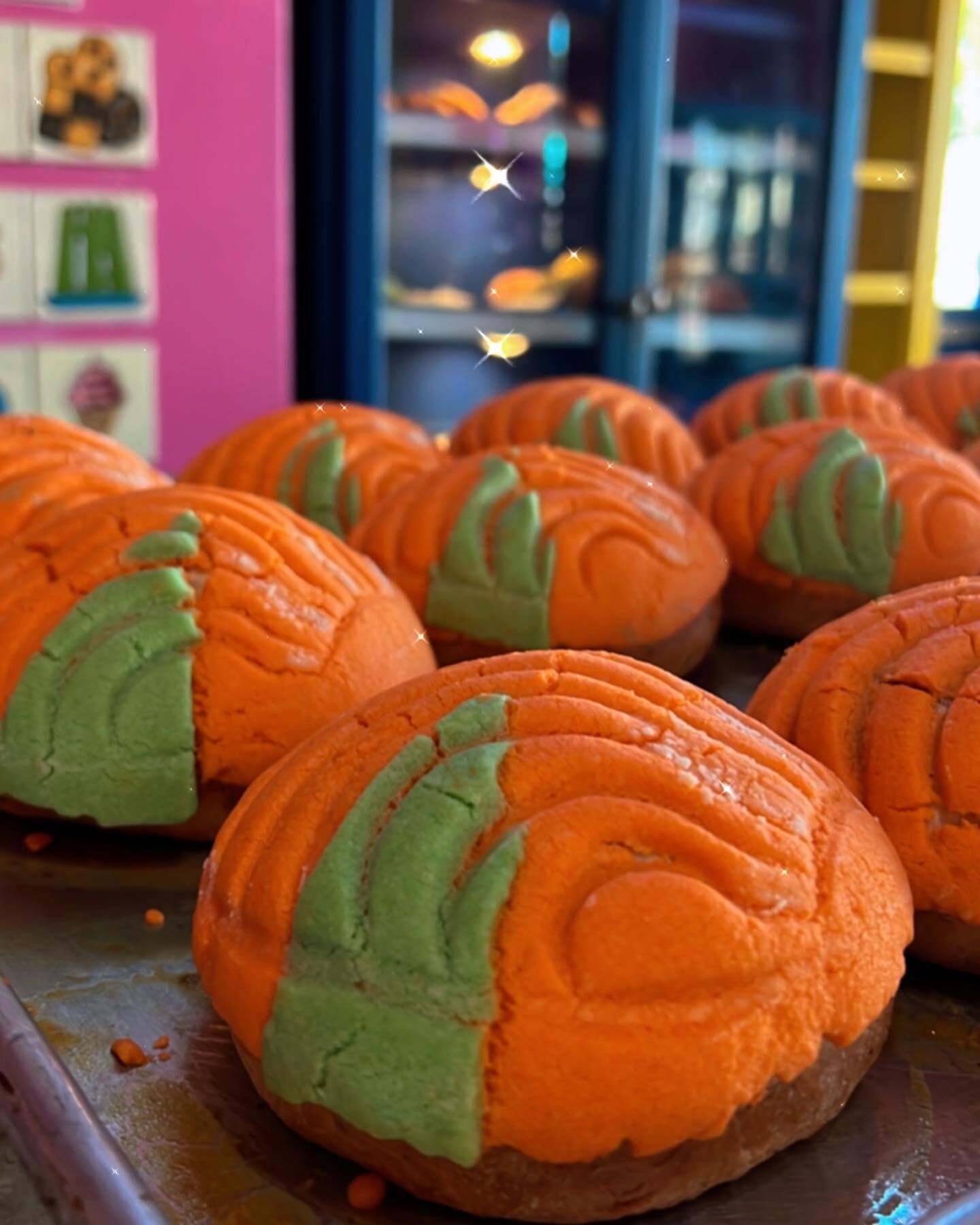 🎃Our Viral Pumpkin Stuffed Concha is available online for nationwide shipping! #linkinbio #onlineordering #pandulce #linkinbio