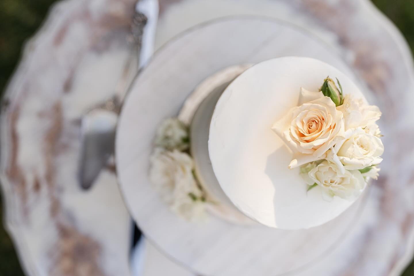 Cake beauty 😍💙 @countrycakeshop @swoon_floraldesign @audiss_photo