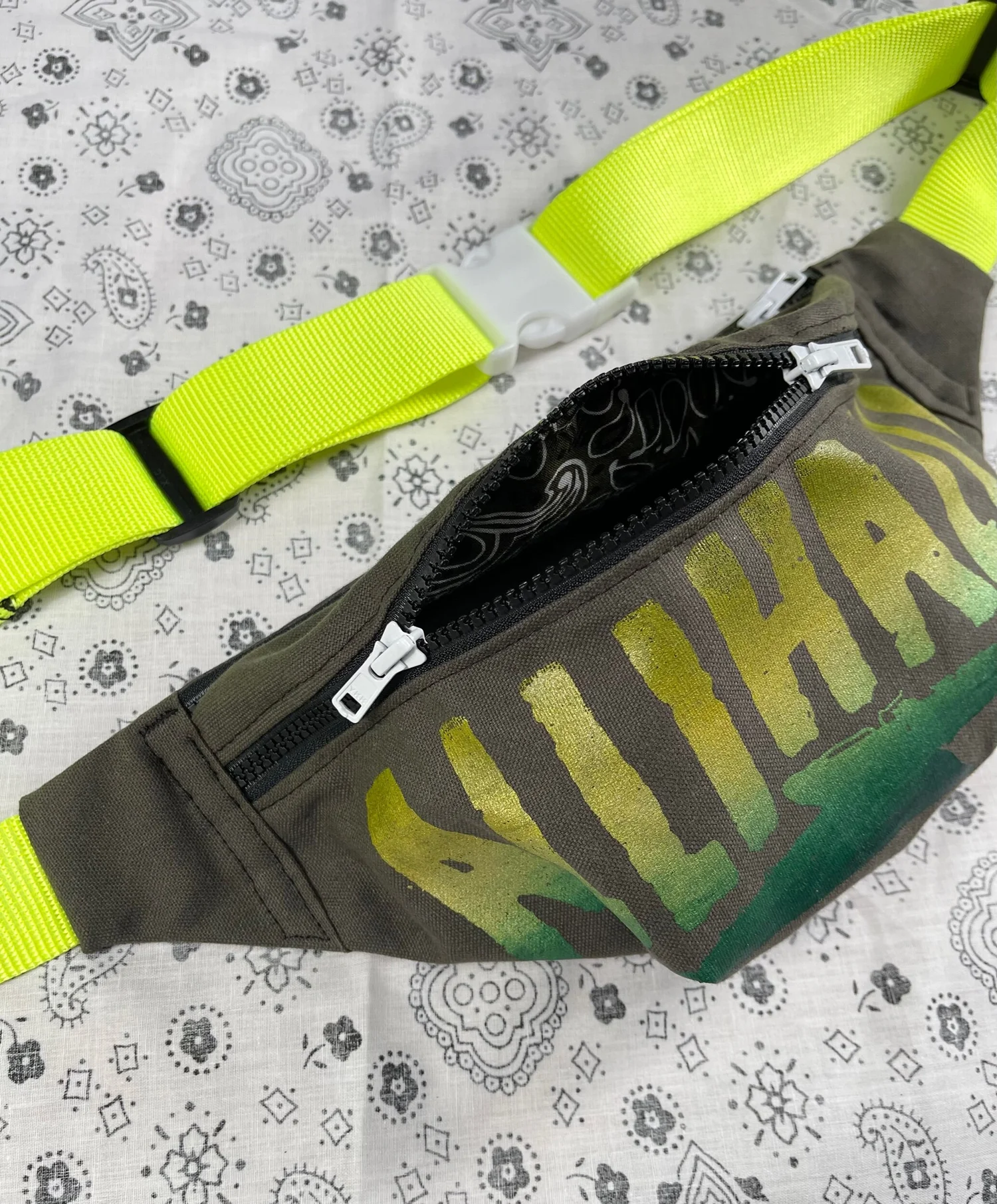 Fanny pack 70s deals