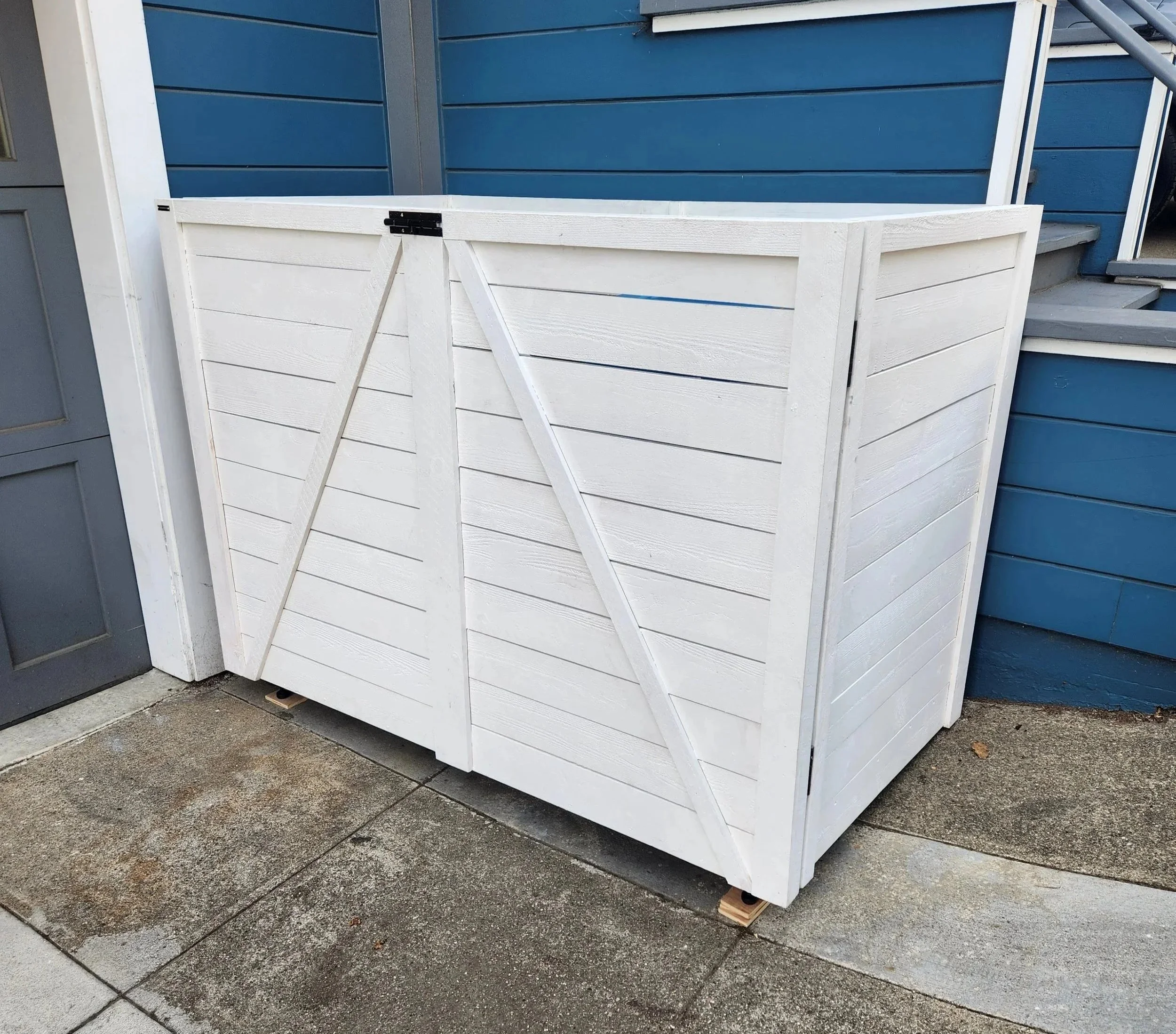 FRONT ENTRY TOPLESS HIDEE  Size: 32-32-64 GALLON  Siding: REDWOOD  Finish: PAINTED  Hardware:  MATTE BLACK STAINLESS STEEL