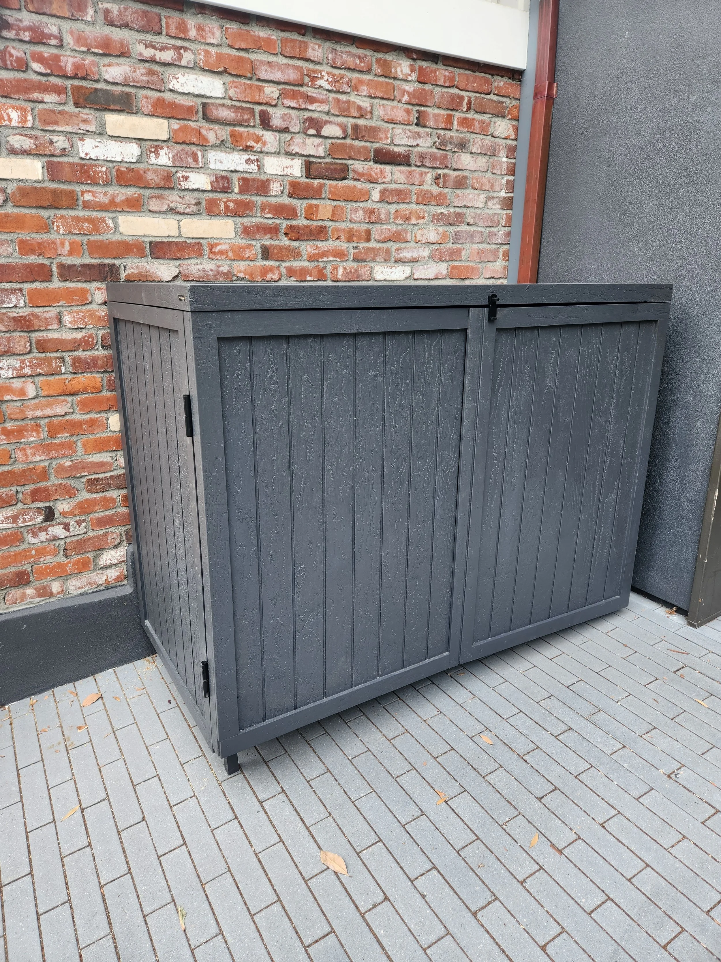 FRONT ENTRY HIDEE  Size: 32-32-64 GALLON  Siding: T1-11  Finish: PAINTED  Gas Springs: STAINLESS STEEL  Hardware:  MATTE BLACK STAINLESS STEEL