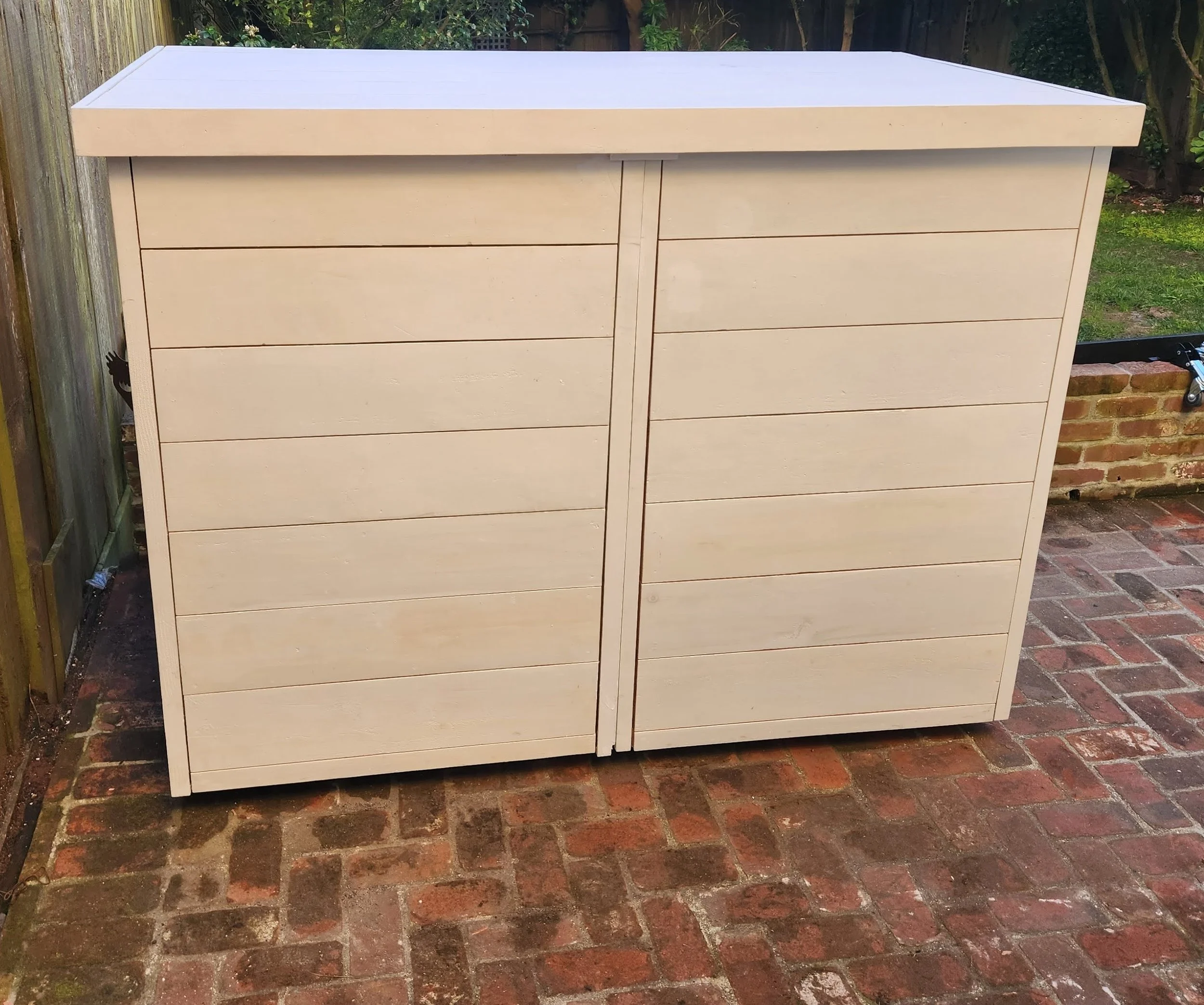 FRONT ENTRY HIDEE  Size: 32-32-64 GALLON  Siding: REDWOOD  Finish: PRIMED   Gas Springs: STAINLESS STEEL  Hardware:  MATTE BLACK STAINLESS STEEL