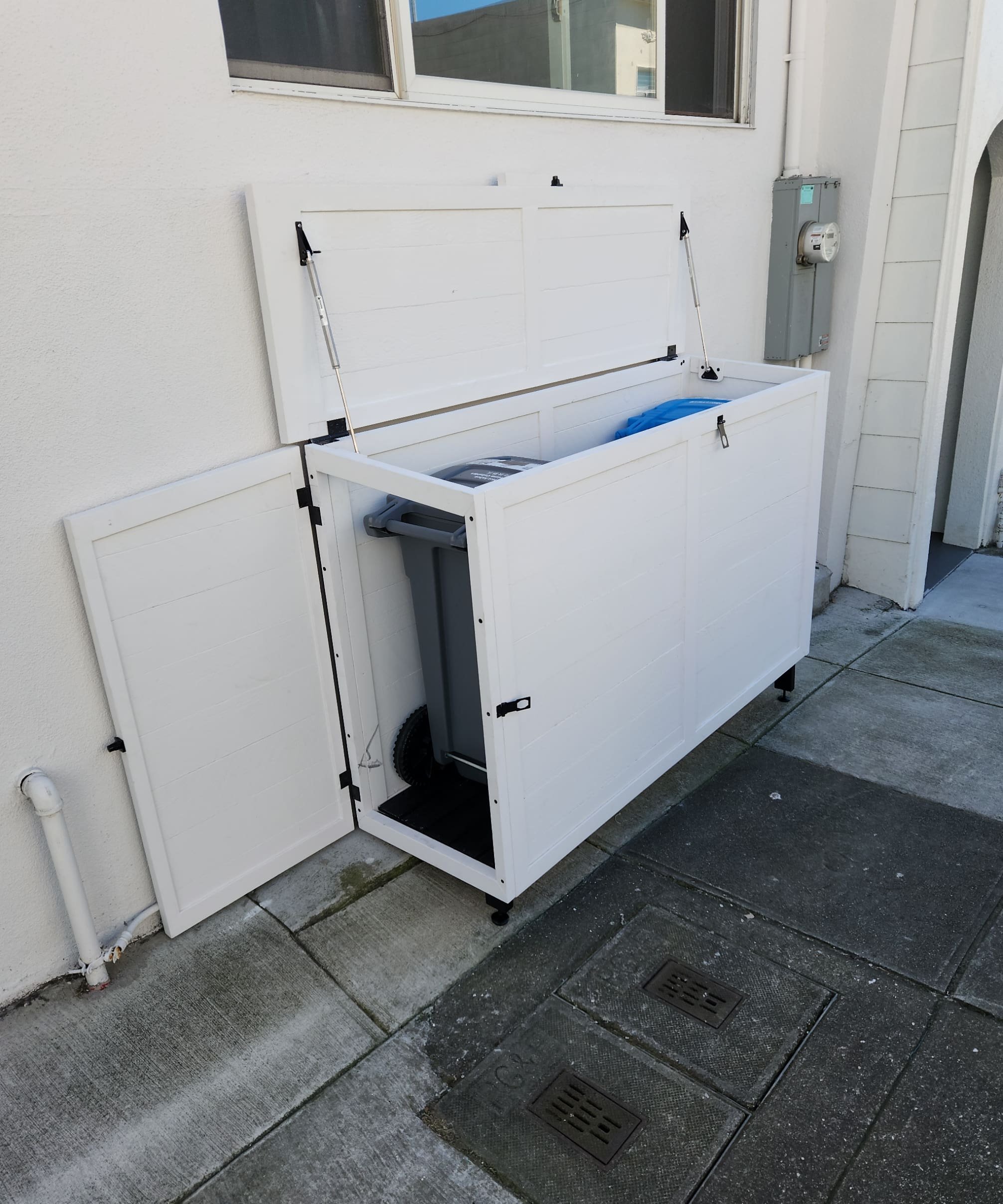 SIDE ENTRY HIDEE  Size: 32-32-32 GALLON  Siding: REDWOOD  Finish: PAINTED  Gas Springs: STAINLESS STEEL  Hardware:  MATTE BLACK STAINLESS STEEL