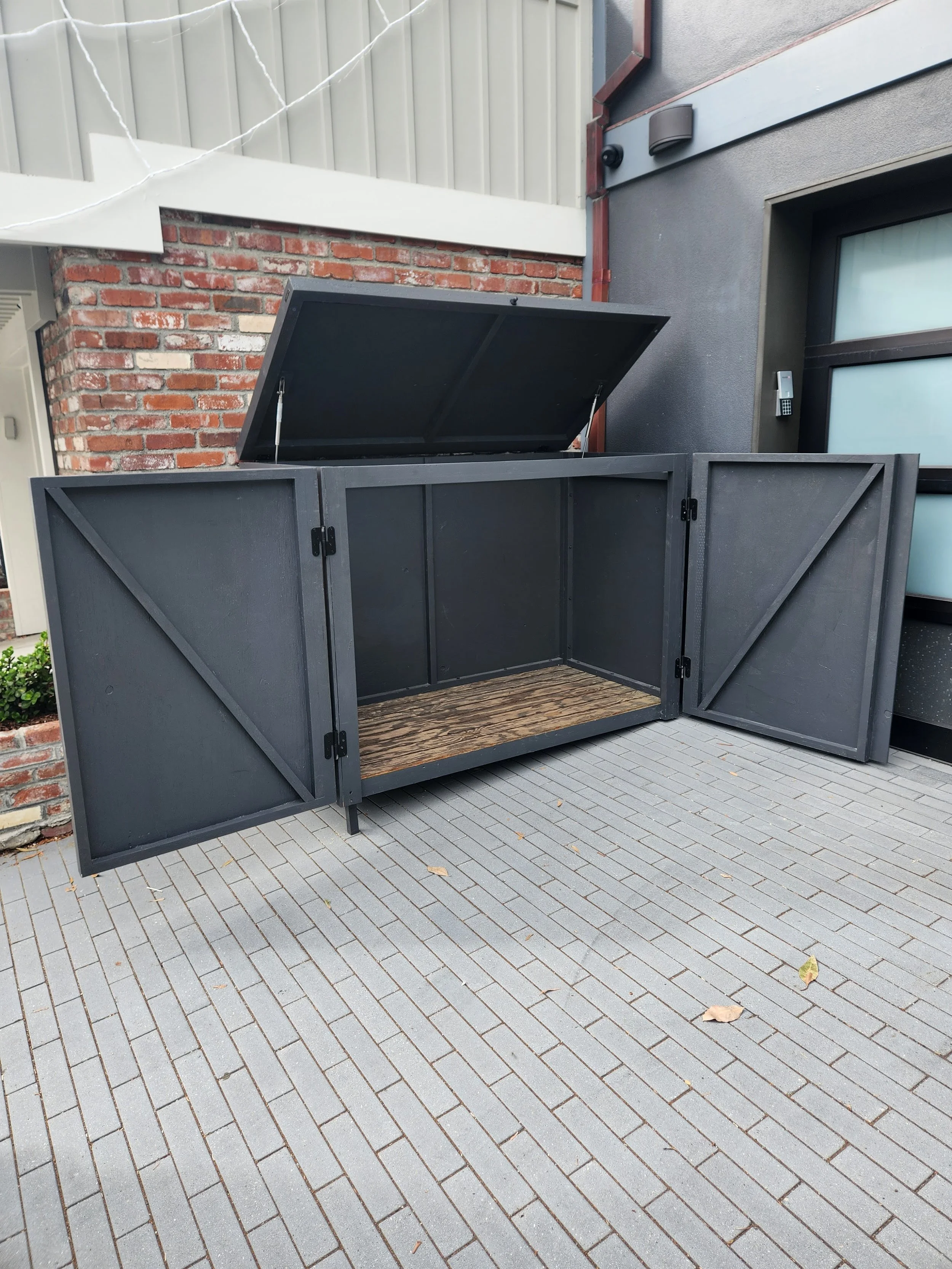FRONT ENTRY HIDEE  Size: 32-32-64 GALLON  Siding: T1-11  Finish: PAINTED  Gas Springs: STAINLESS STEEL  Hardware:  MATTE BLACK STAINLESS STEEL
