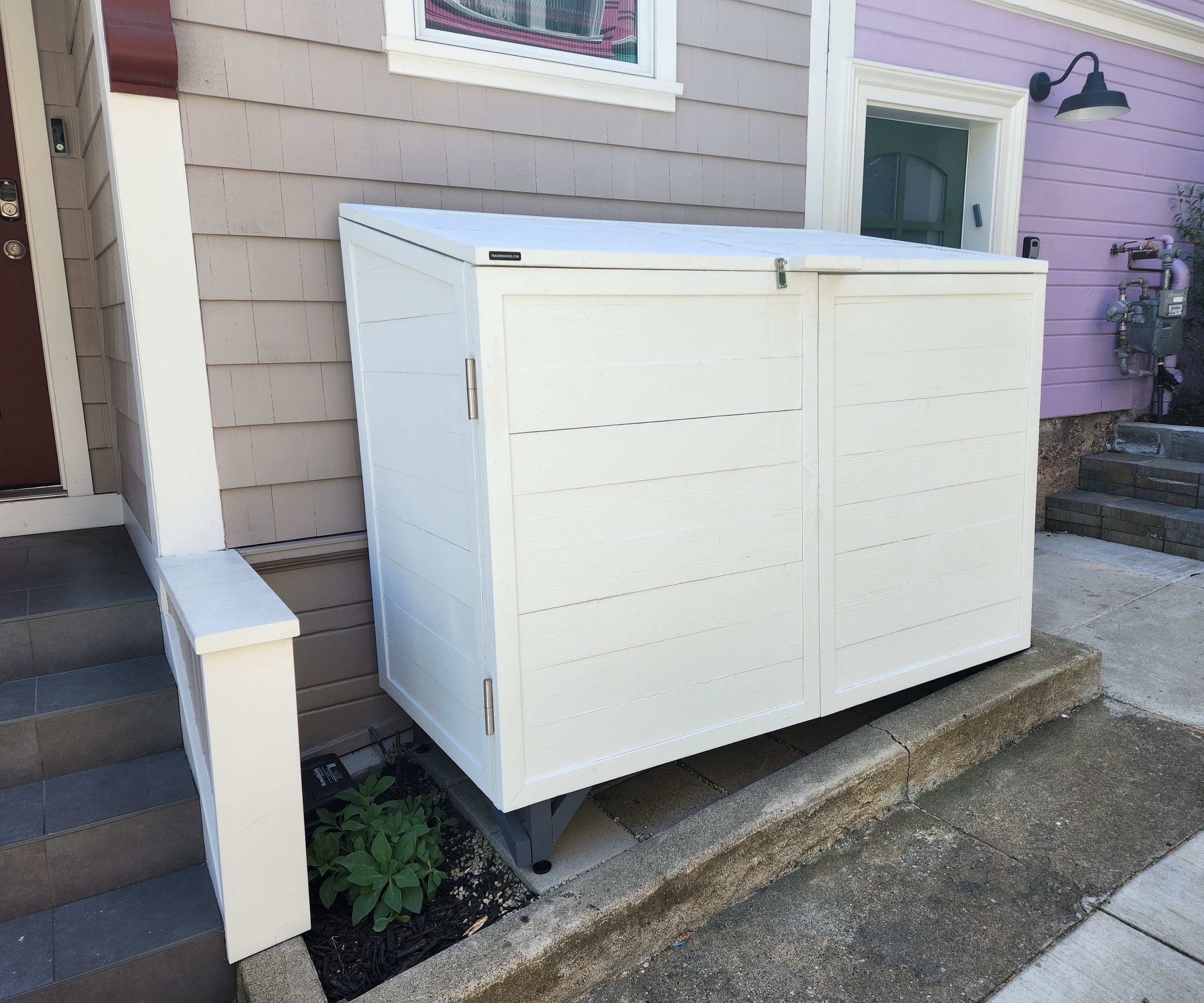 FRONT ENTRY HIDEE  Size: 32-96-96 GALLON  Siding: REDWOOD  Finish: STAINED  Gas Springs: STAINLESS STEEL  Hardware:  STAINLESS STEEL