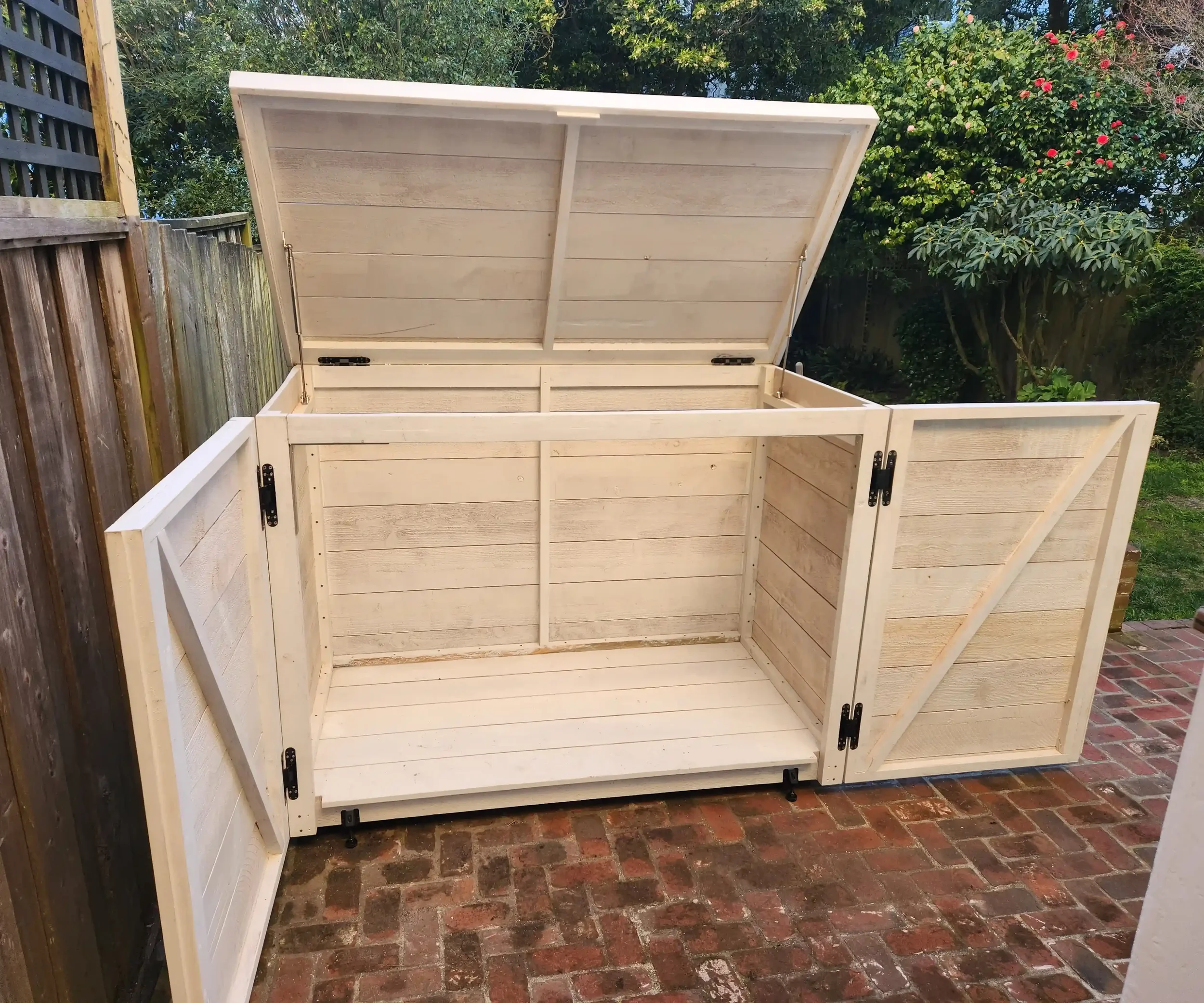 FRONT ENTRY HIDEE  Size: 32-32-64 GALLON  Siding: REDWOOD  Finish: PRIMED   Gas Springs: STAINLESS STEEL  Hardware:  MATTE BLACK STAINLESS STEEL