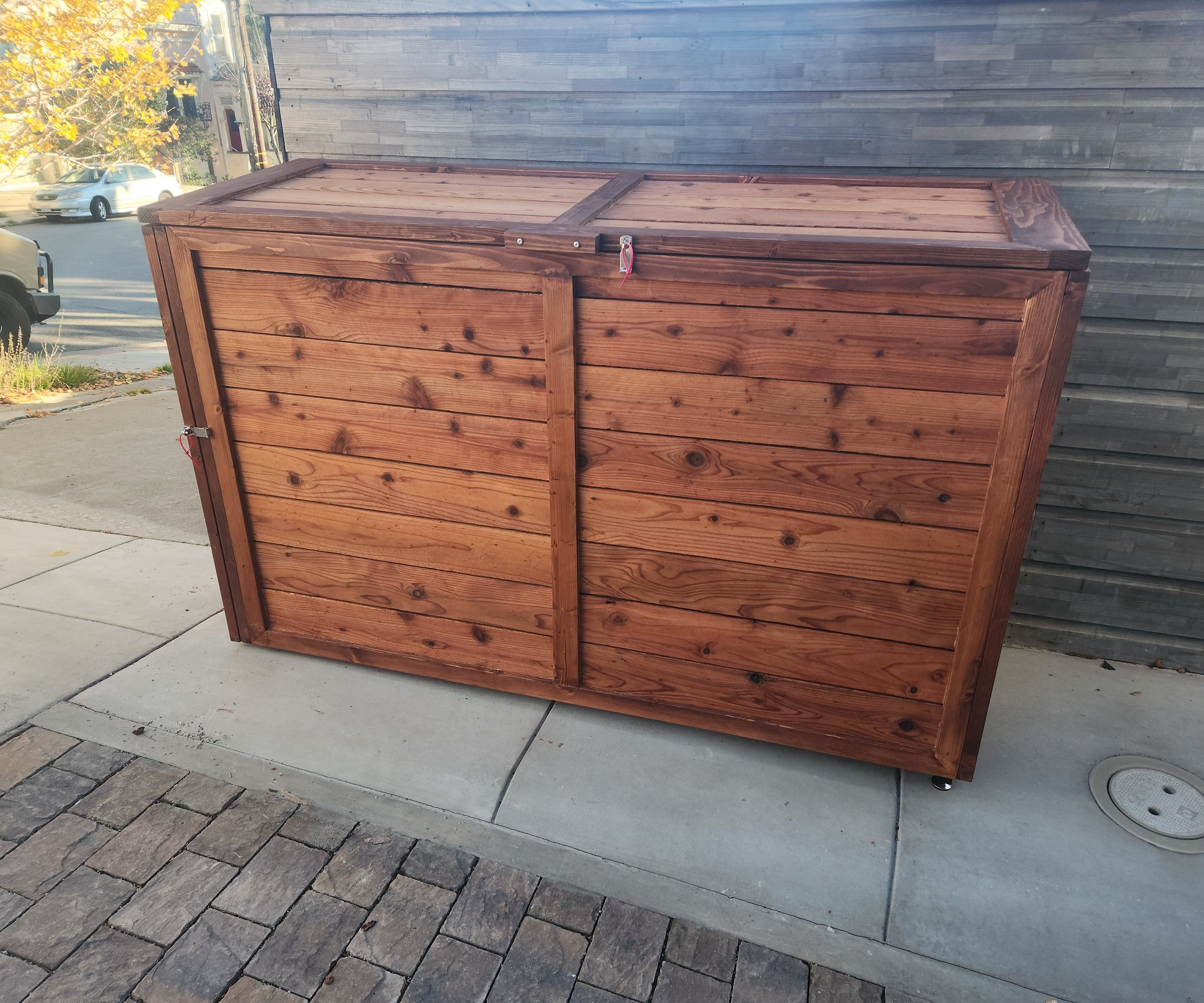 SIDE ENTRY HIDEE  Size: 32-32-64 GALLON  Siding: REDWOOD  Finish: STAINED  Gas Springs: STAINLESS STEEL  Hardware:  STAINLESS STEEL