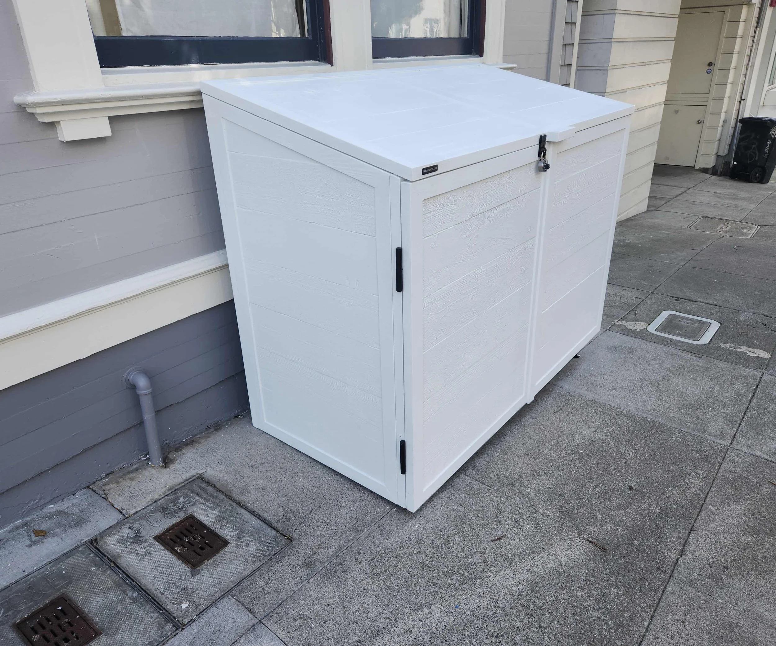 FRONT ENTRY HIDEE  Size: 32-64-64 GALLON  Siding: REDWOOD  Finish: PAINTED  Gas Springs: STAINLESS STEEL  Hardware:  MATTE BLACK STAINLESS STEEL