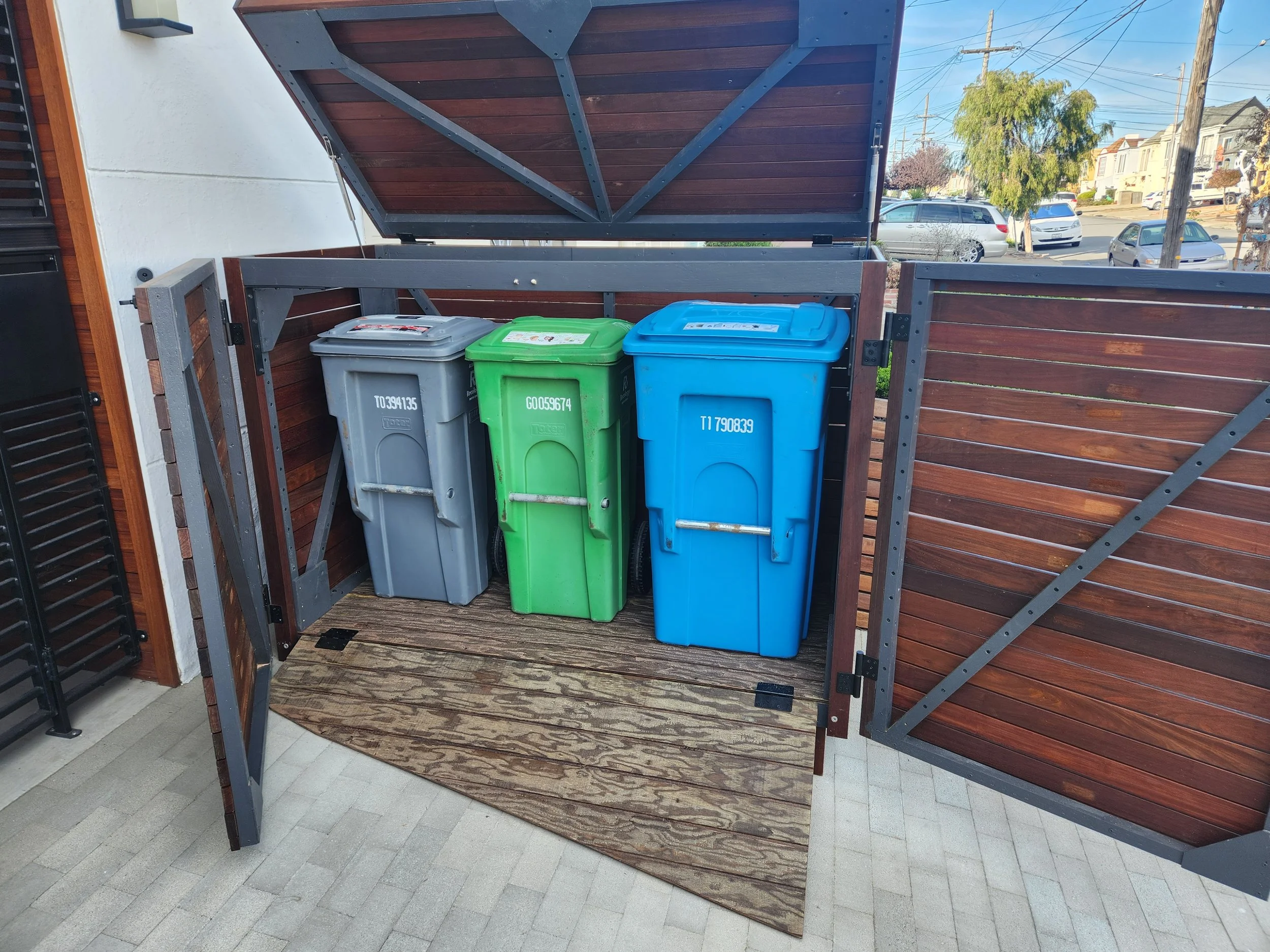 FRONT ENTRY HIDEE  Size: 32-32-64 GALLON  Siding: IPE  Finish: STAINED  Gas Springs: STAINLESS STEEL  Hardware:  MATTE BLACK STAINLESS STEEL