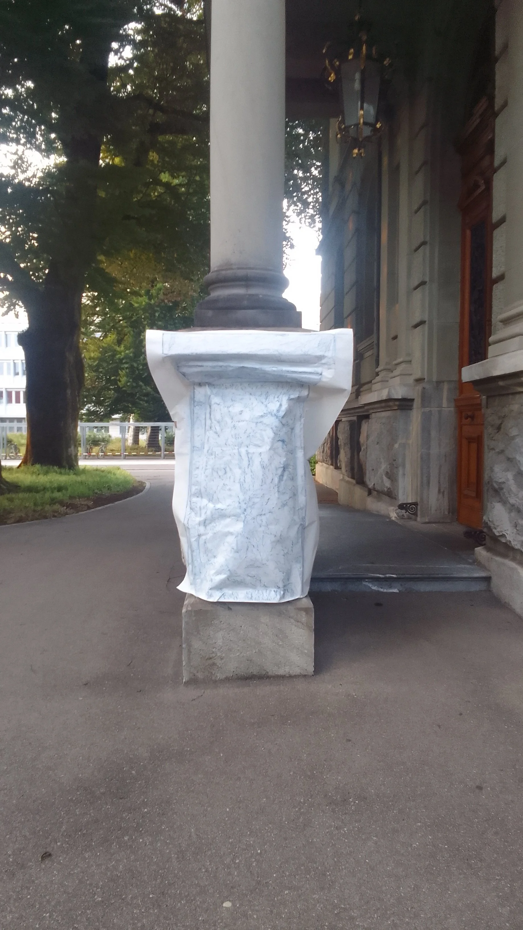   Der Abdruck verwirrt den Blick, vor allem weil er einen Blick des Kontakts erzwingt: einen paradoxen Blick, der die Taktilität der Dinge, der Materialien hinterfragt.     Georges Didi-Huberman 