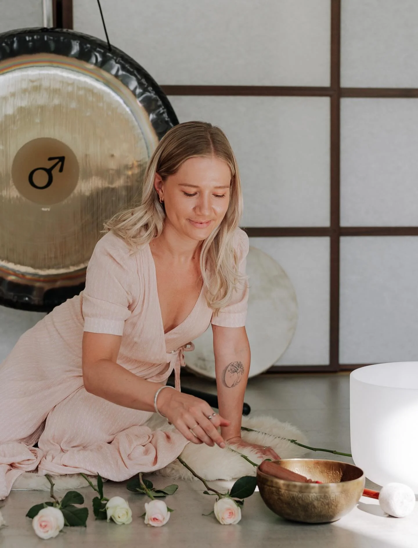 Sound Bath ✨ &pound;10 first booking!
Sunday 22nd March 
4:30pm
📍5 mins from Lewes - looking out to nature at Beechwood Hall, Cooksbridge 🌿

Treat yourself to a 75 minute gong bath session with some simple and gentle movement at the start. 
Combini