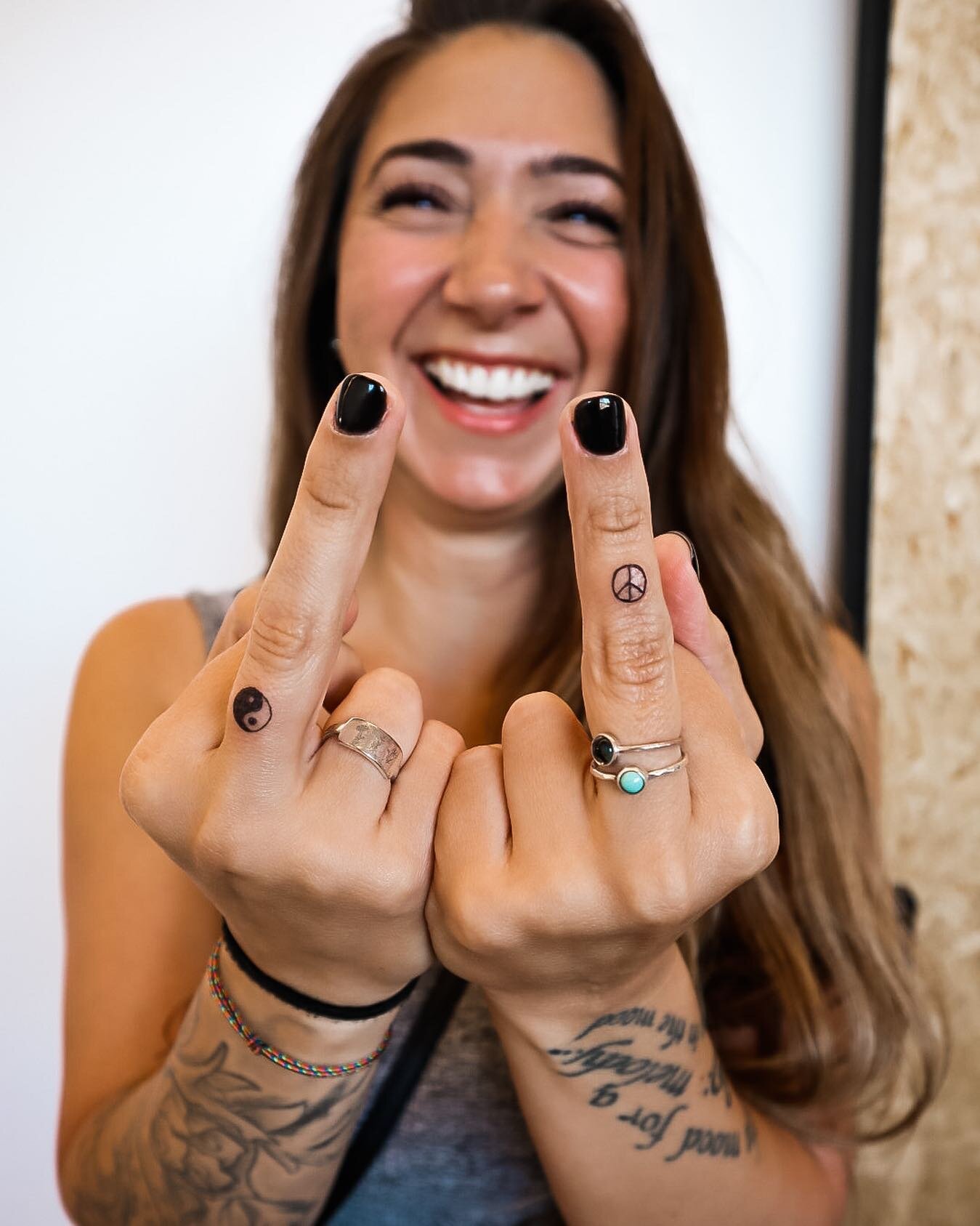 When the finger tattoos are too good not to show off 😜 

Can&rsquo;t wait to do more fun tats with you @inthemoodfora_melody 🎉

#tucsonaz#downtowntucson#tucsontattoo#femaletattooartist#finelinetattoo#finelinetattooaz#tucsonfinelinetattoos#fingertat
