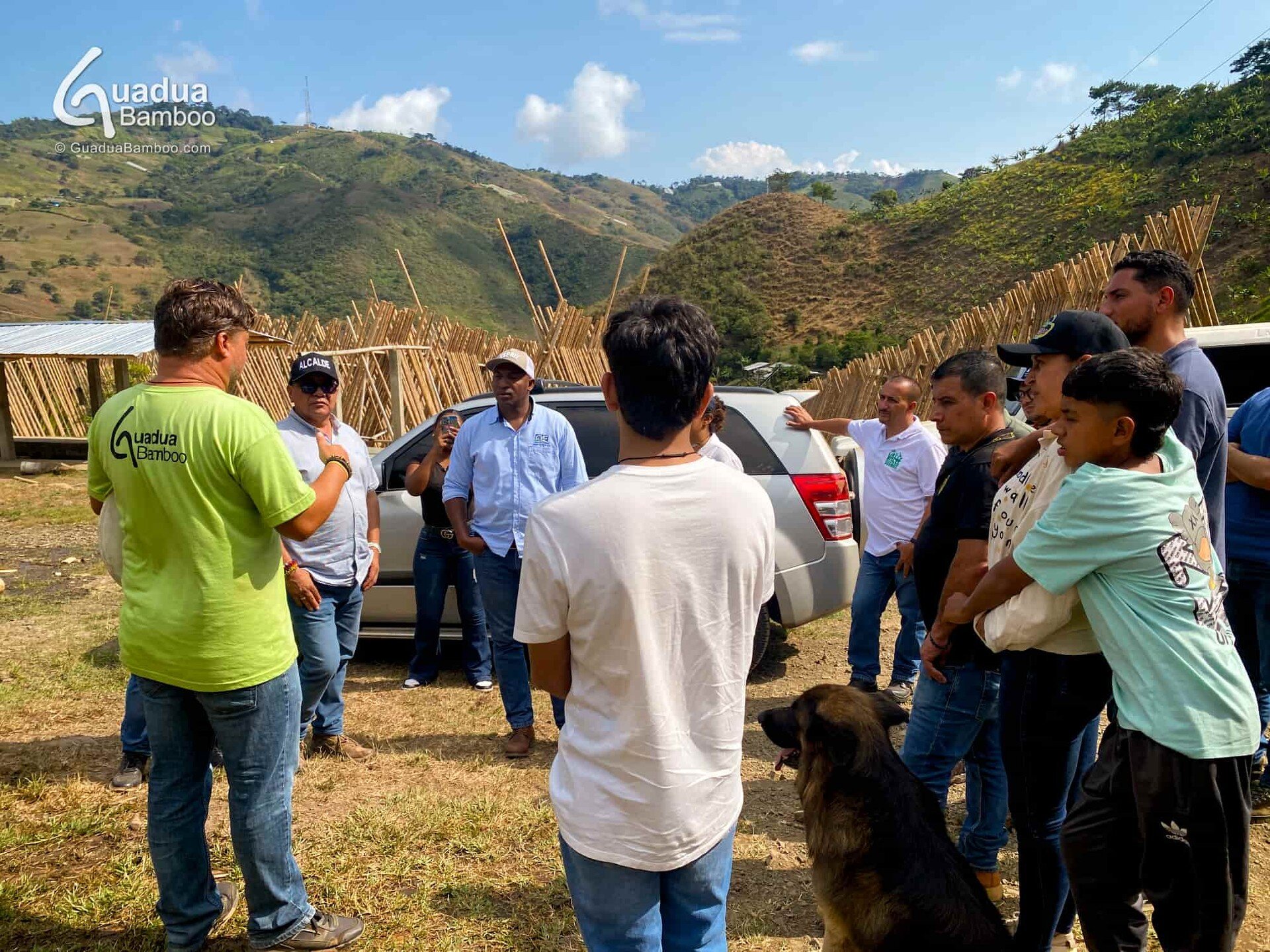 Trabajando junto con la Alcald&iacute;a de Restrepo y la Corporaci&oacute;n Aut&oacute;noma Regional para el mejoramiento de la cadena de la Guadua en el Valle del Cauca. 🌿
Gracias al alcalde Luis Ortega Meneses, el director y los representantes de 