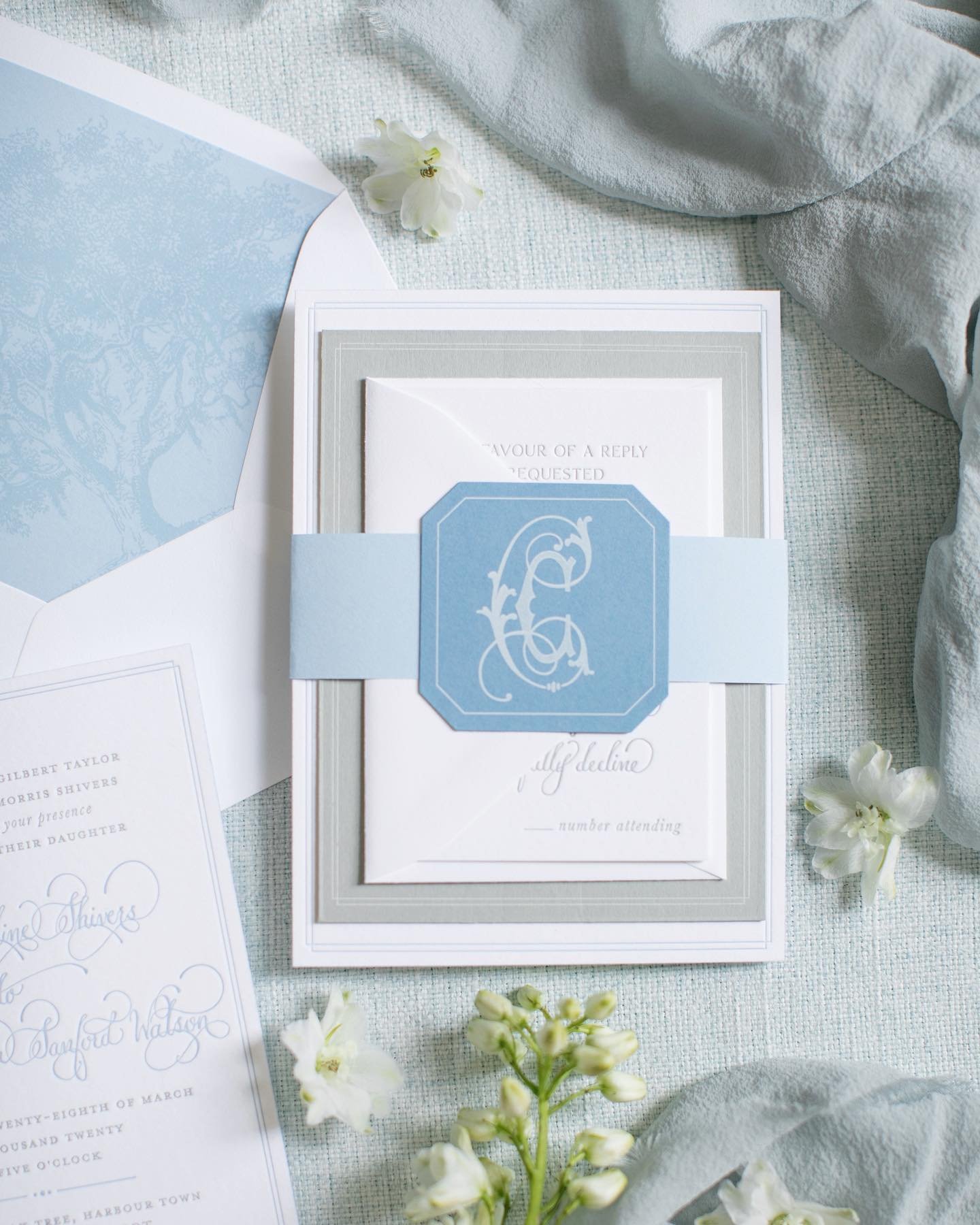 This chic, two color letterpress invitation suite will always be a southern classic 💙 Swipe to see the full suite along with all the details and day of items from Caroline and Cameron&rsquo;s wedding day!

#karaanne_paper #luxurywedding #luxuryweddi