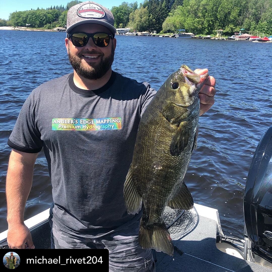 Manitoba produces some serious Donkeys. @michael_rivet204 bring in 37lbs 0oz on day one MBA Head II Head Tournament.
.
.
.
.
.
.
.
#minnkotamotors #humminbirdfishing #manitoba #lacdubonnet #winnipegriver #smallmouthbass #bassfishing #lunkers