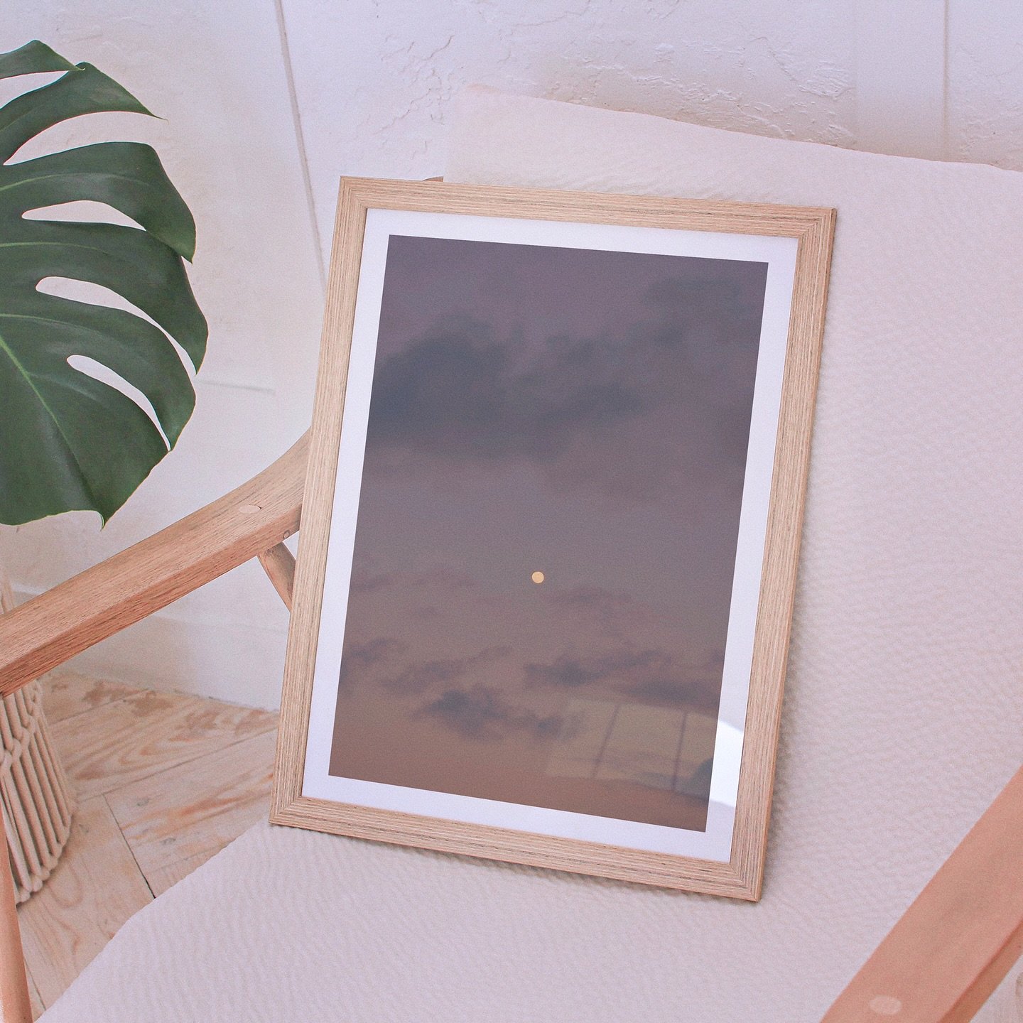 Poser la lune au coin d&rsquo;un r&ecirc;ve.

Affiche d&rsquo;art
- papier beaux arts mat
- format 30x40 cm
- made in Finist&egrave;re 

&Agrave; retrouver &agrave; la boutique et sur le site🌚
⠀⠀⠀⠀⠀⠀⠀⠀⠀
⠀⠀⠀⠀⠀⠀⠀⠀⠀

#moonlovers  #moonmagic #finisterra