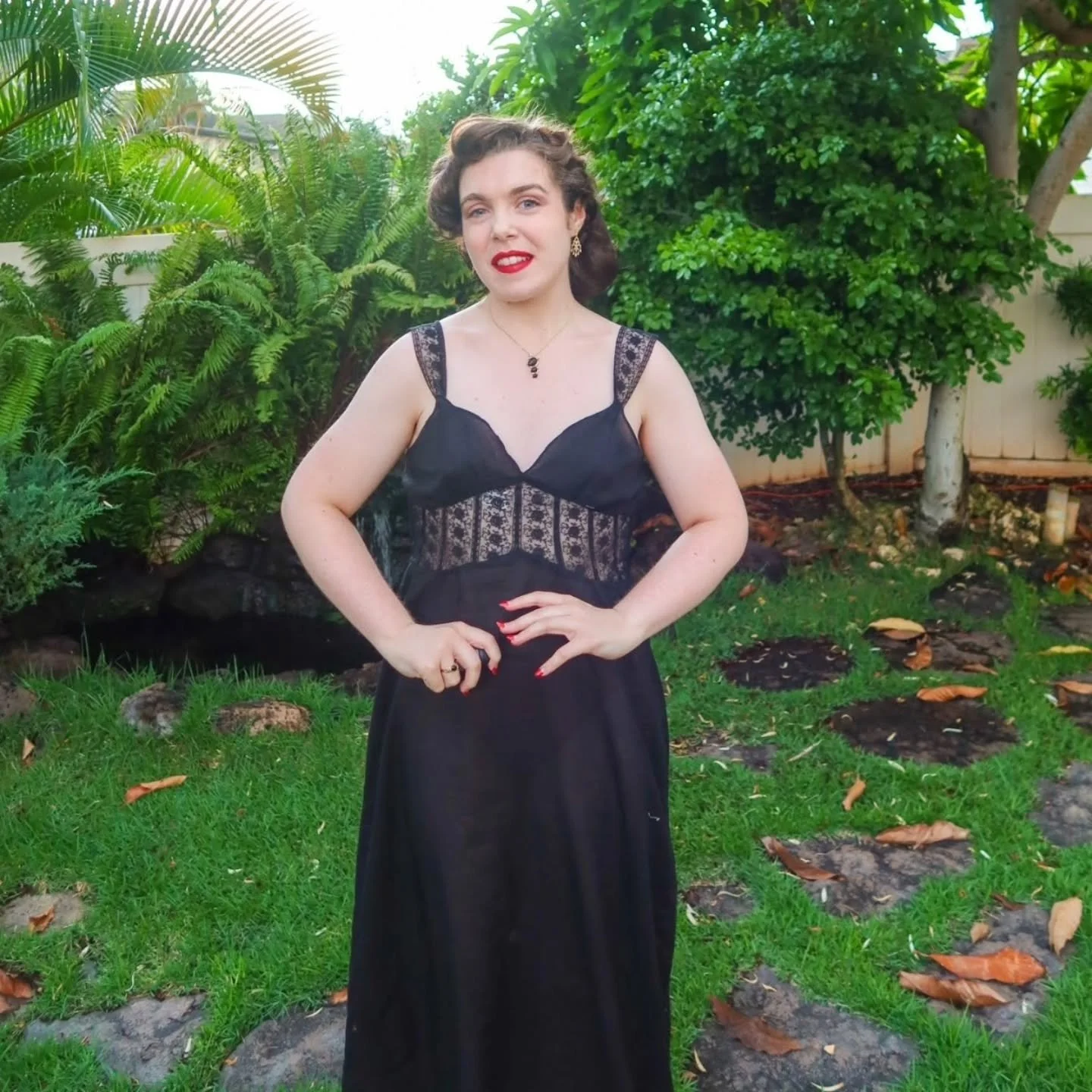 Day 29: Dark #fallforcostume Sharing my newest make, this dark and gothic 1940s nightgown! I spent the last weeks of summer creating some nightgown patterns for myself. This nightgown is actually a re-creation of a 1946 Hollywood pattern. (swipe to s