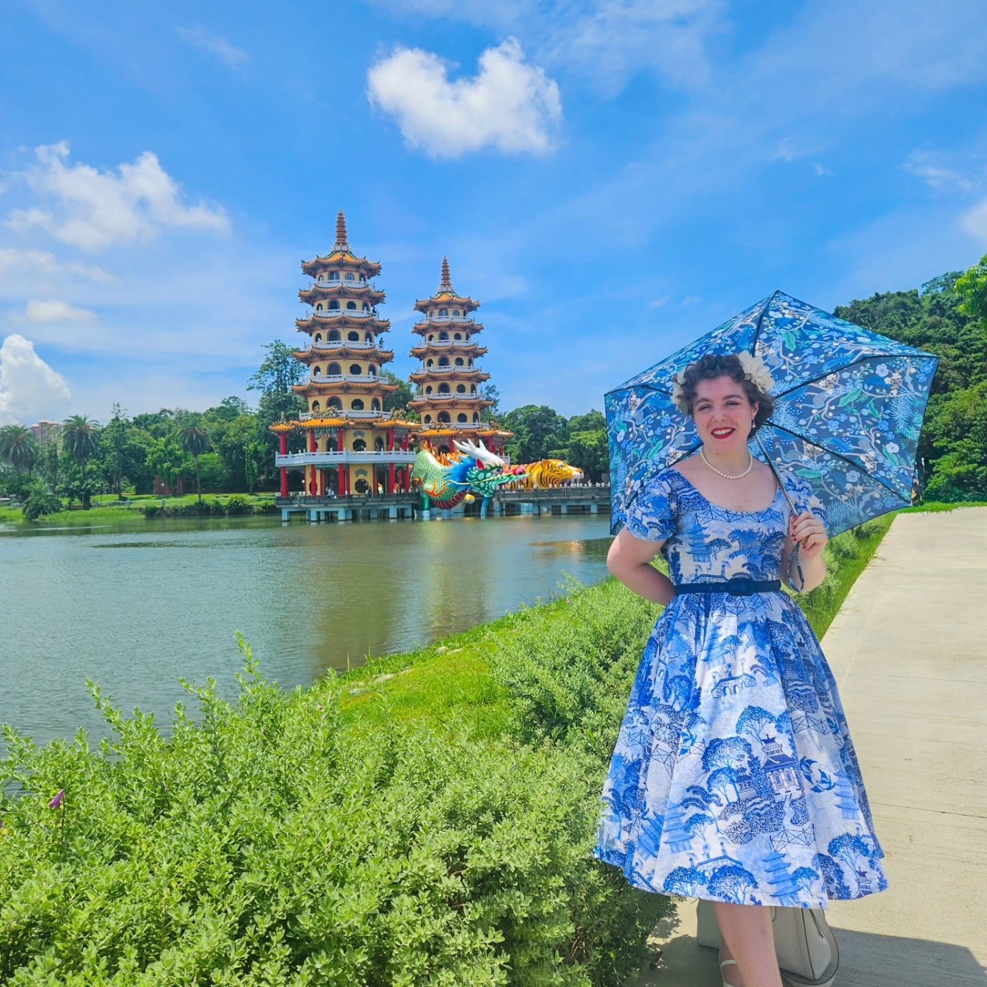 During my last weekend in 台湾 🇹🇼 I finally made it down south to Kaohsiung. It was a scorching day in the 100&deg;s with a UV Index of 13! Despite the sun and heat, my friends and I got to see the city sites, including the Dragon and Tiger Pagodas. 