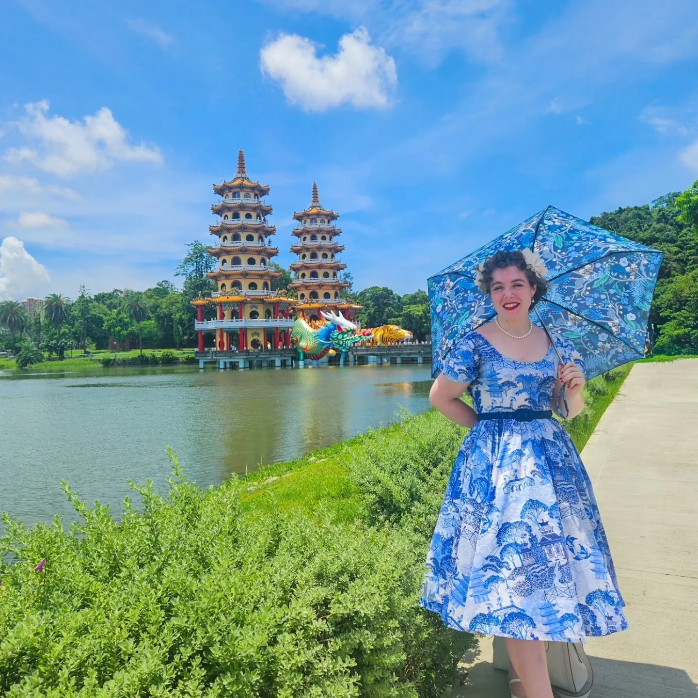 During my last weekend in 台湾 🇹🇼 I finally made it down south to Kaohsiung. It was a scorching day in the 100&deg;s with a UV Index of 13! Despite the sun and heat, my friends and I got to see the city sites, including the Dragon and Tiger Pagodas. 