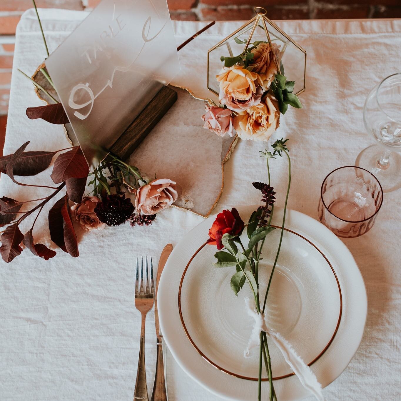 Table elements for that intimate setting. Mondays kicking off just right.
Remember to have a play with your table setting- ideally if you can do a mock-up before that would be great. Play with colours, patterns, textures and even mix it up a bit with