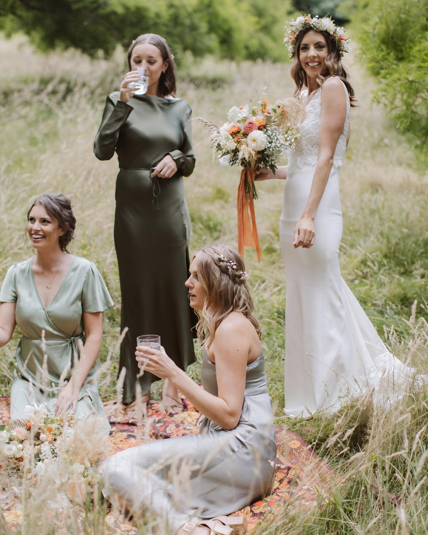Oh Hello Sunday! Back on the gram after a busy few days and some time away from the screen. Planning out the week ahead and excited for the next few months. 

Loving this gloriously beautiful photo of the gals poppin&rsquo; champagne!

Photo @anagall