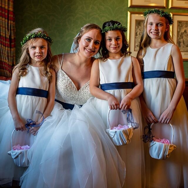 A bride &amp; her minis 💕
Photo: @jamiewrightimages Florals: @genysnashville venue: @eventsoncanneryrow