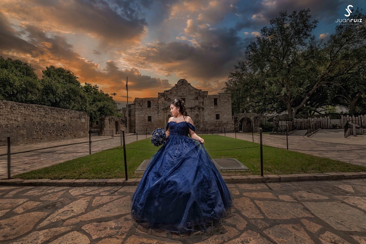 A quincea&ntilde;era is a magical celebration, marking a girl&rsquo;s transition into womanhood and a once-in-a-lifetime milestone! 🎉✨ The portraits captured during this special day are not just photos; they are memories that reflect joy, beauty, an