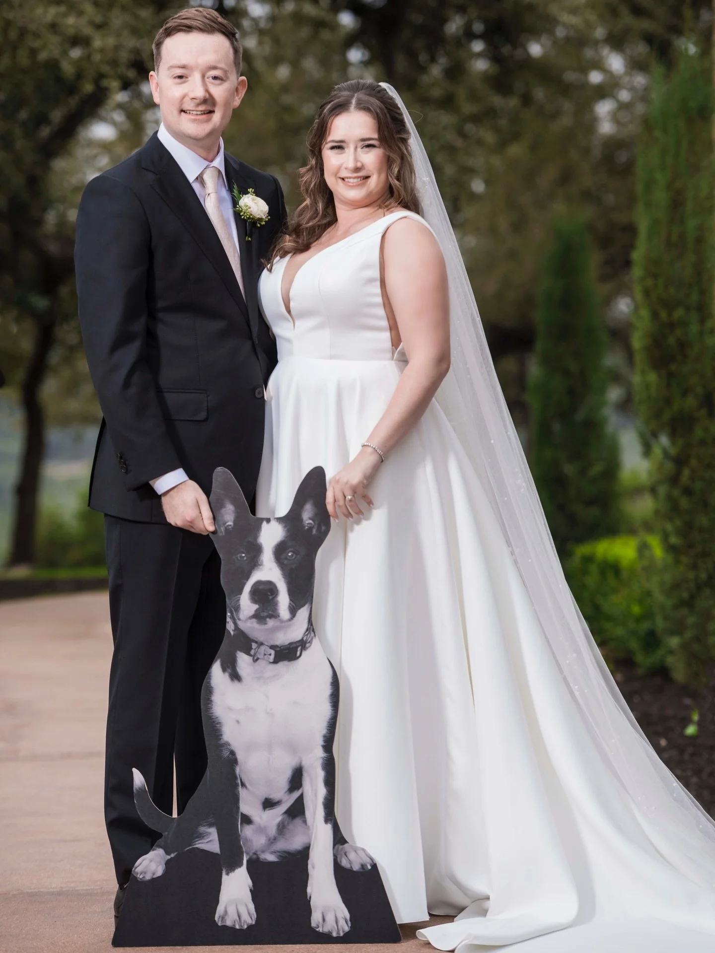 Macie + Chris 🤍✨

One of the sweetest touches from their wedding day &mdash; they brought a life-size cutout of their beloved pup, Margo, so she could be part of their portraits 🐾🥹

Because let&rsquo;s be honest&hellip; your wedding day wouldn&rsq