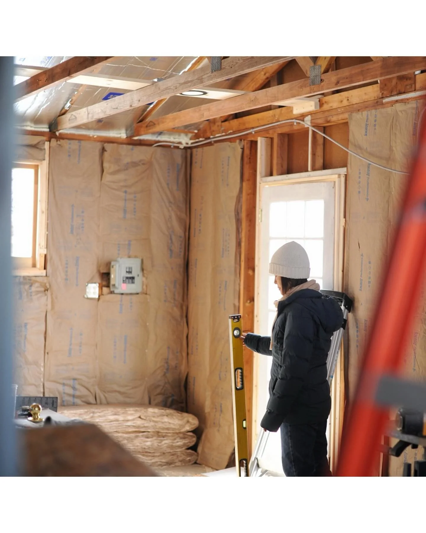 Studio update 🔅 New windows and doors letting in all this natural light. It&rsquo;s never been so bright :) 

#flowerstudio #studioday #mnartist #itcold #duluthmn