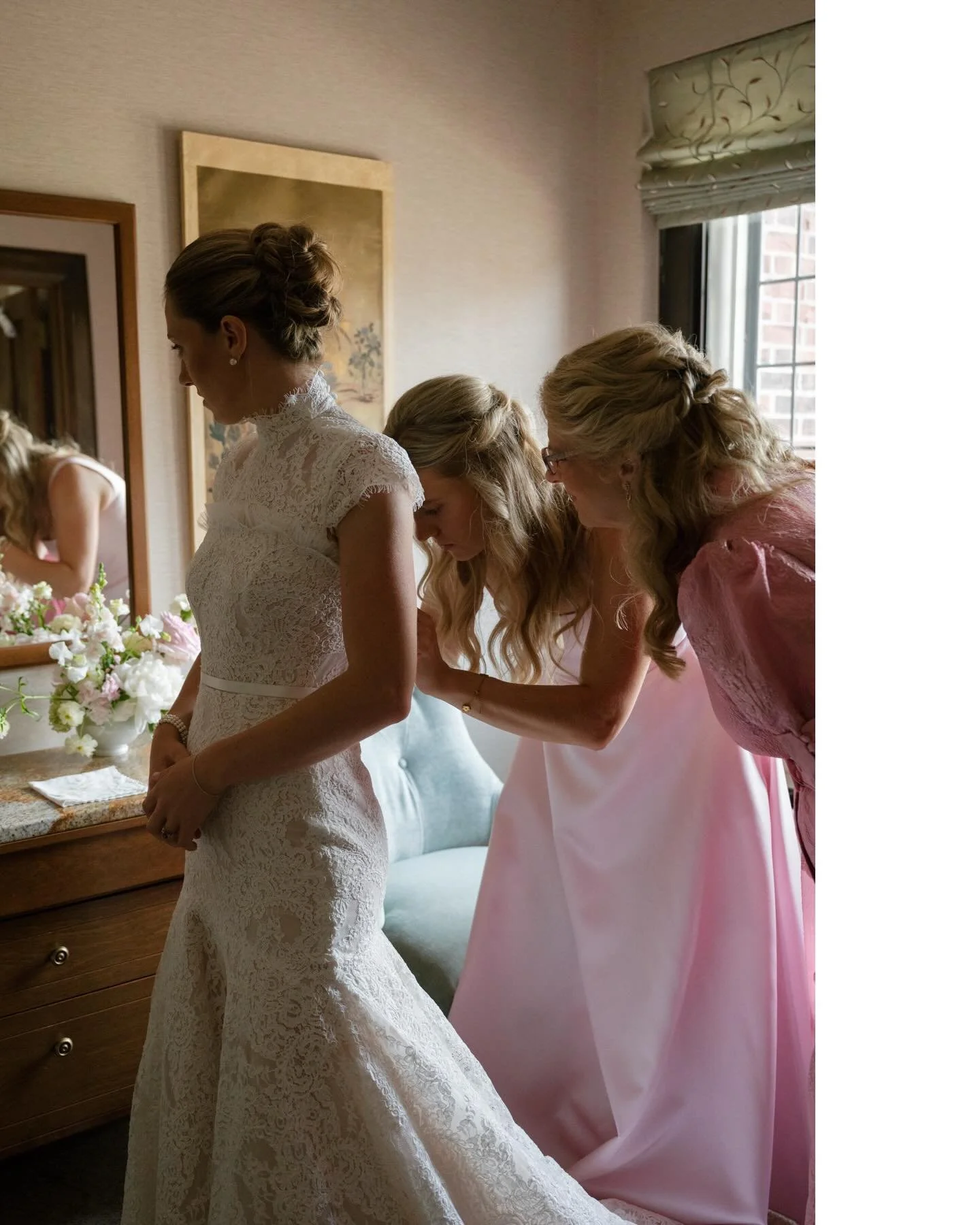 Many loving hands brought this big classy wedding to life. The beautiful stone of Glen Avon church and that lovely cake design&hellip; the day was sprinkled with nods to the bride&rsquo;s grandparent&rsquo;s wedding. 

Proud to have been a part of th