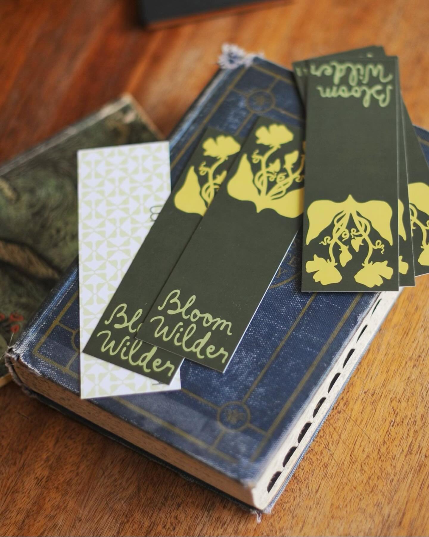 How about this bookmark?

#mnflorist #bookmarksofinstagram #duluth #sweetpeas