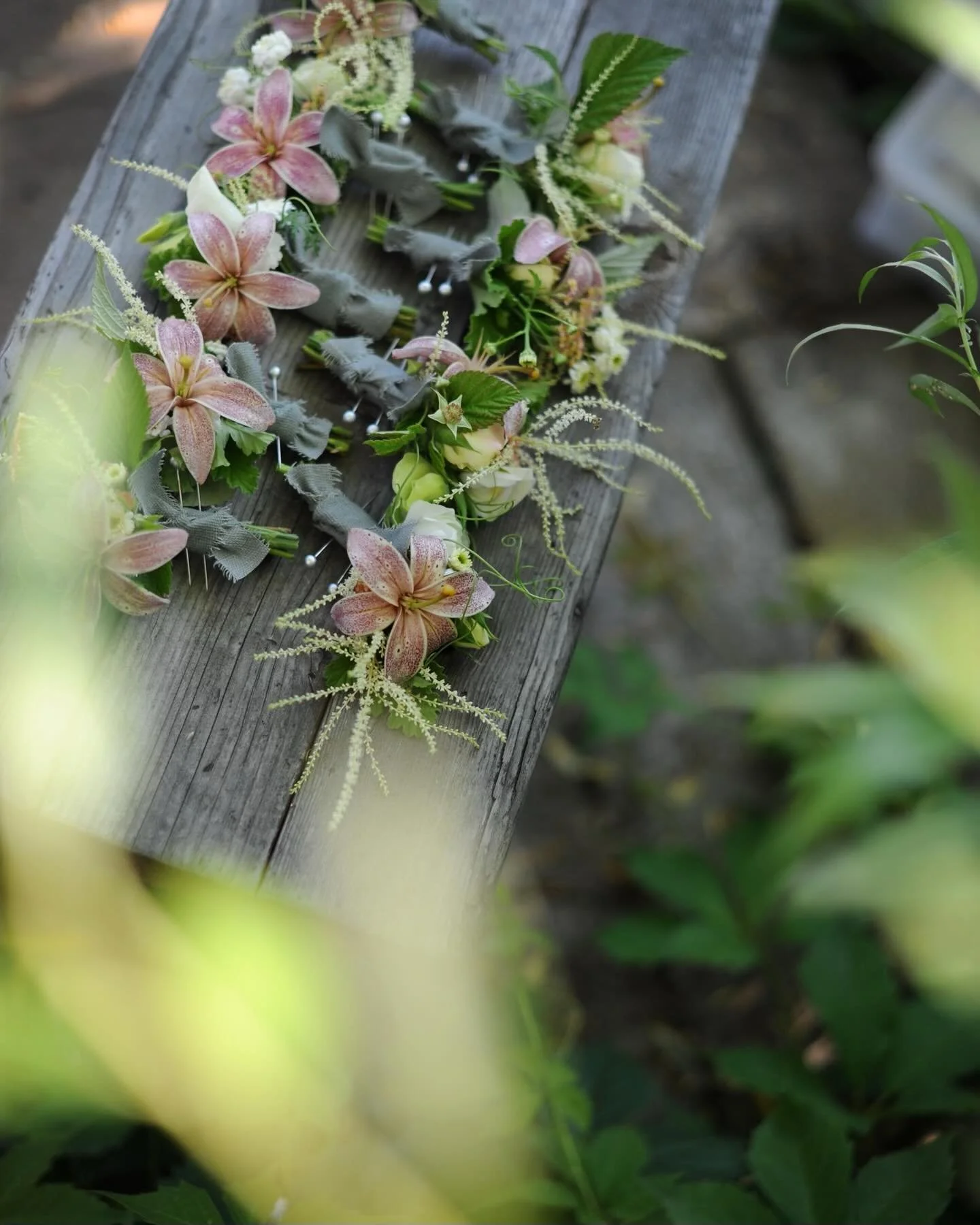 Amazing players &ndash; martagon lily and goat&rsquo;s beard&hellip;

These details sent us over the moon this weekend!

#goatsbeard #lily #corsage #mnwedding