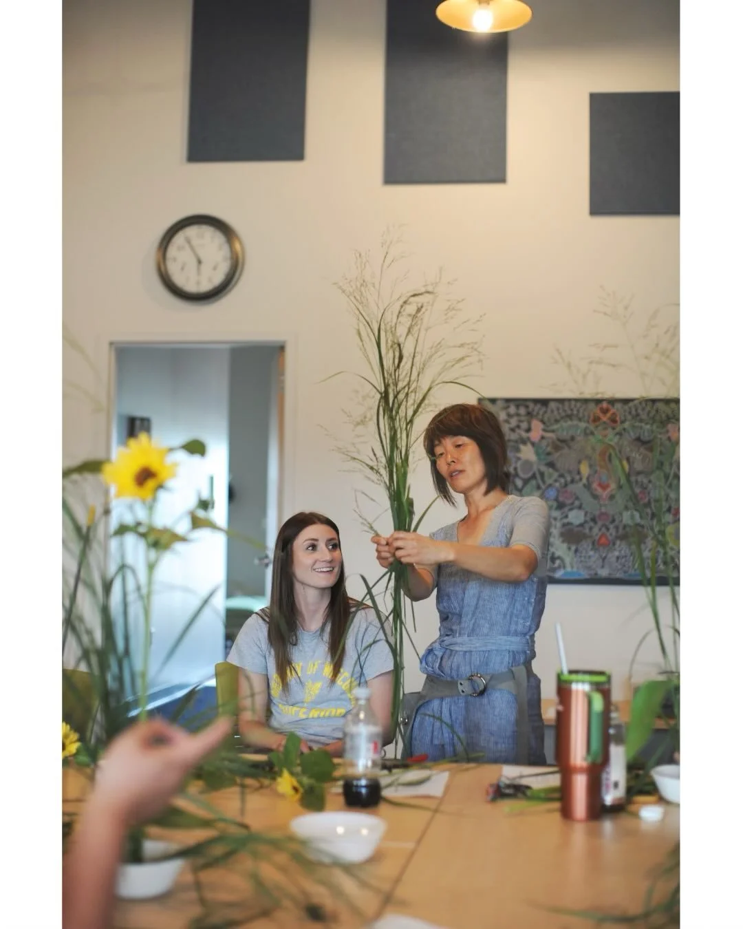 Four Wednesday&rsquo;s of fun with these folks. I got so much from these classes and hope my new friends did as well. Hope they keep experimenting with the ingredients found all around them&hellip;

@thepruittcenter 

#flowerclass #flowerarranging #f