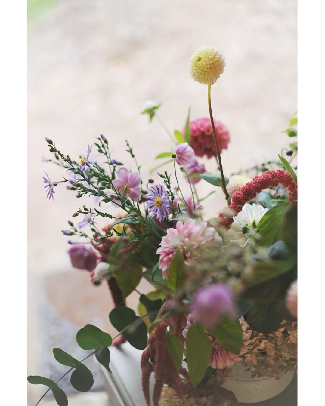 First workshop in the studio. We all enjoyed a gorgeous day and fall colors 🌸🧡&hearts;️🍁

#mngrown #fallblooms #flowerfarm #duluthmn