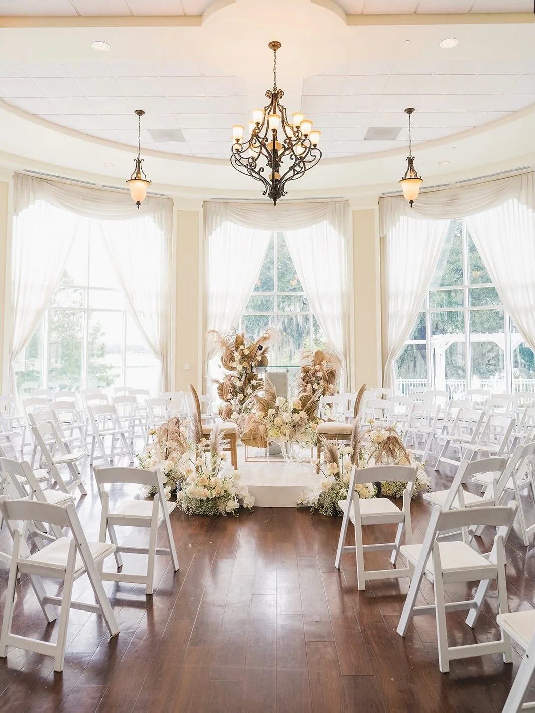 Having a 360 degree ceremony is definitely one of my favorite set ups! It provides all your guests with great visibility and creates a unique, less traditional aesthetic! 10 out of 10 in my book! 
.
Designer/Planner: @sep_it 
Venue: @lakemaryeventsce