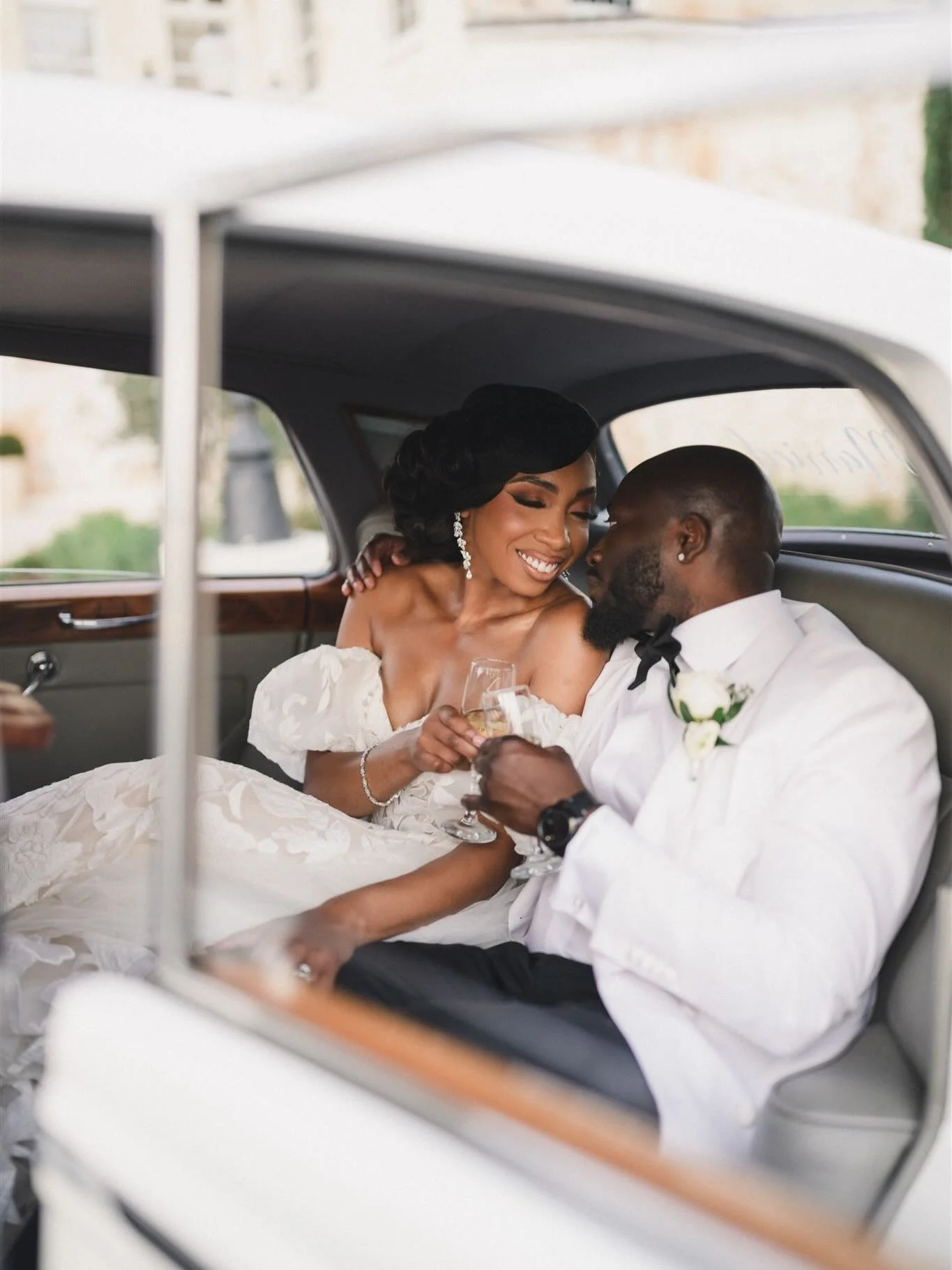 Happy Anniversary to Kiara &amp; Don! 
&hellip;
Venue: @bellacosaweddings 
Planner: @mocharevents_tampa 
Hair: @tiffanystylez
Makeup: @stenzabeauty 
Florist: @rjglam
Photographer: @nativ.lens
Jewelry: @aiandeva
Dress: @trulyforeverbridaltampa
Second 