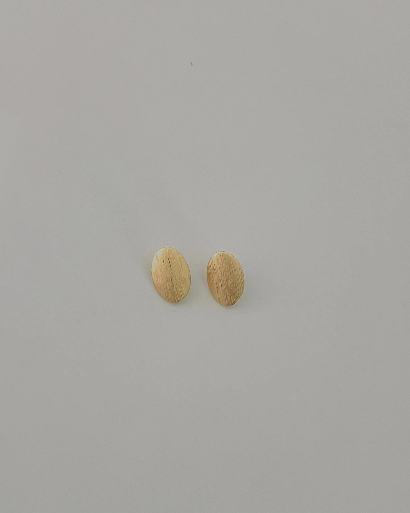 HAUMEA ☁️ a dwarf planet outside Neptunes orbit🫧only oval shaped planet due to its fast rotation☁️SHOP www.RubyStyloCrystal.com HAUMEA 24K Gold Earrings✨
.
.
.
#Summer #Verano #Customize #GoldEarrings #Handcrafted #Haumea #Science #SaintBernard #Gol